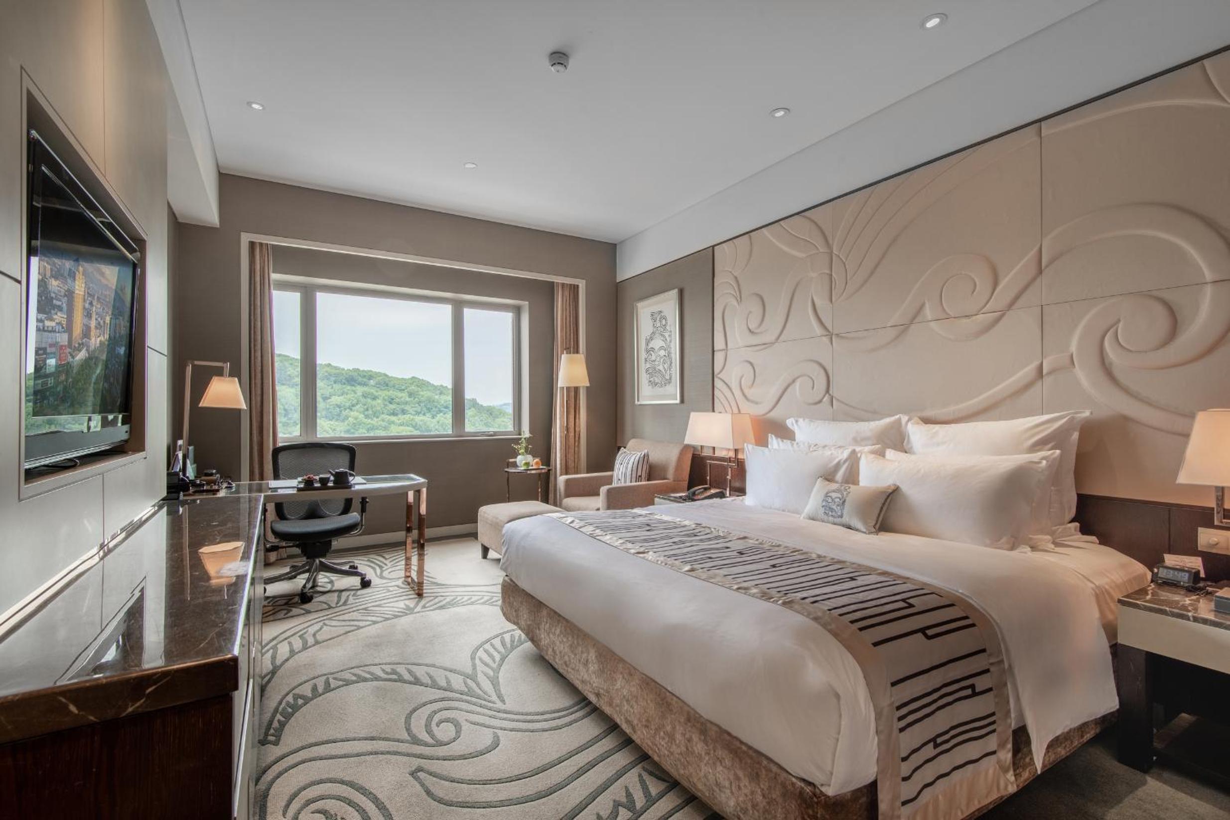 King Room with Mountain View photo 2