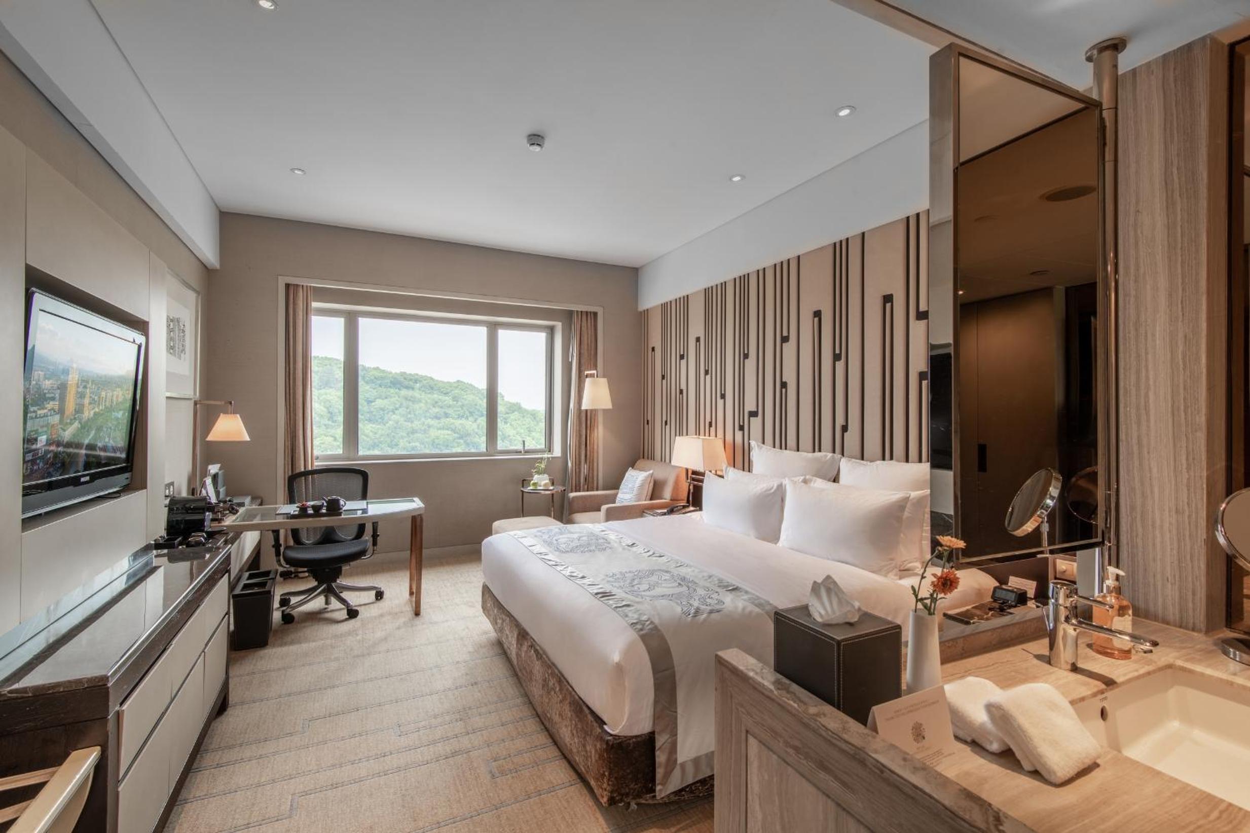 Grand View Superior King Room  With Mountain View photo 2