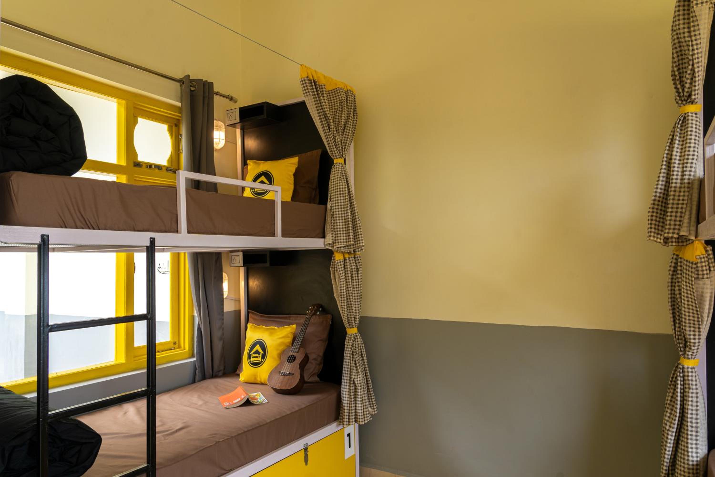  Bed in 6 Bed Mixed Dormitory with Balcony photo 2