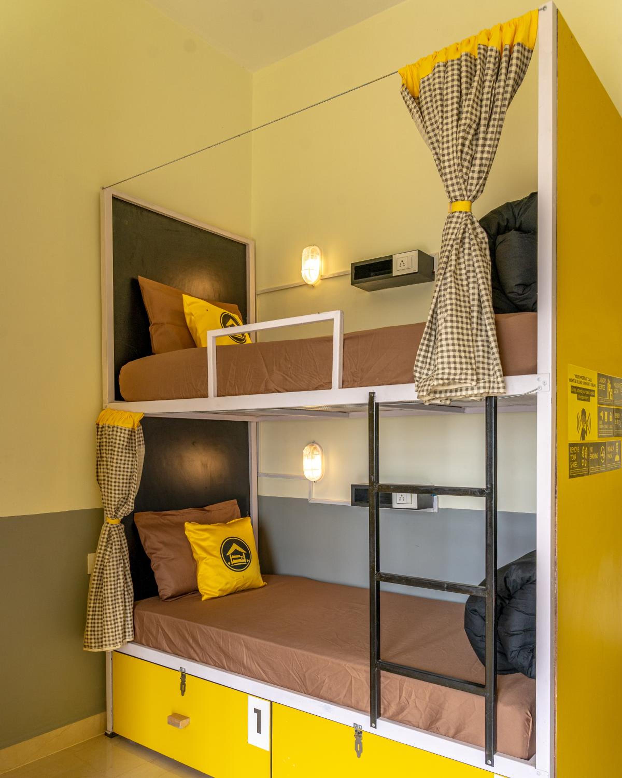 Bed in 4 Bed Mixed Dormitory with Balcony photo 3