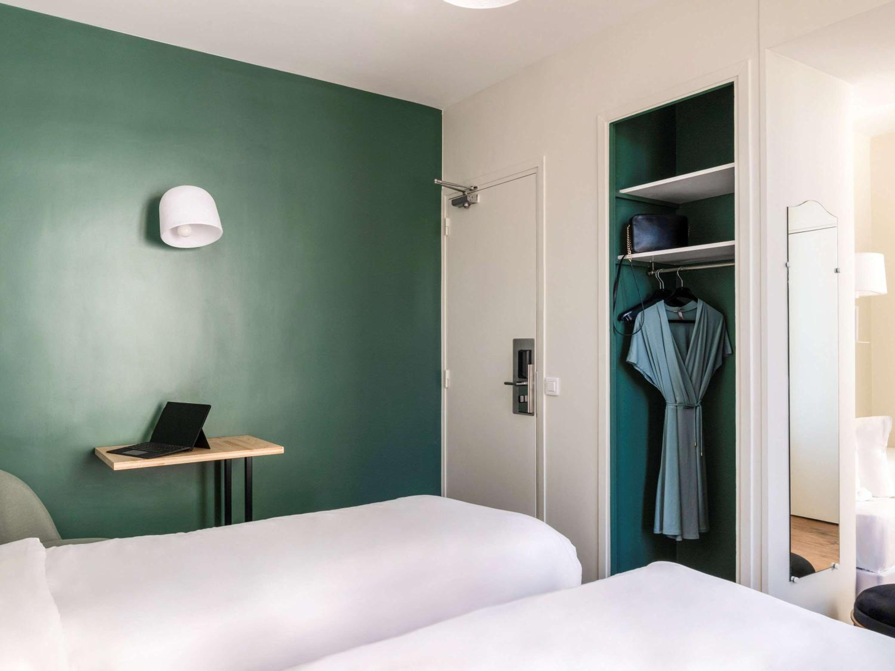 Superior Room with Three Single Beds - Photo 2