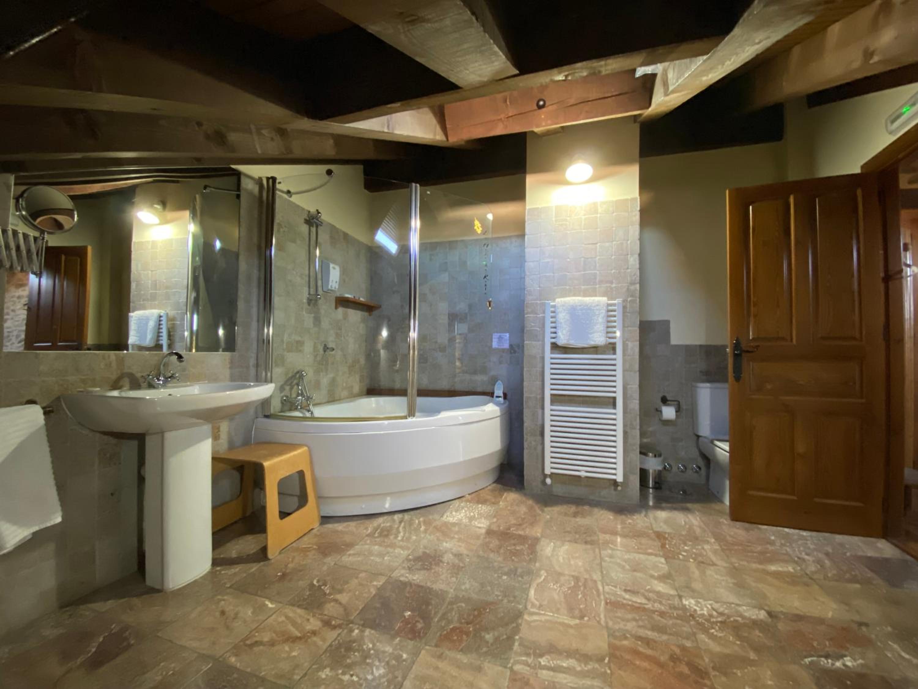 Deluxe Double Room with Bath - Photo 2