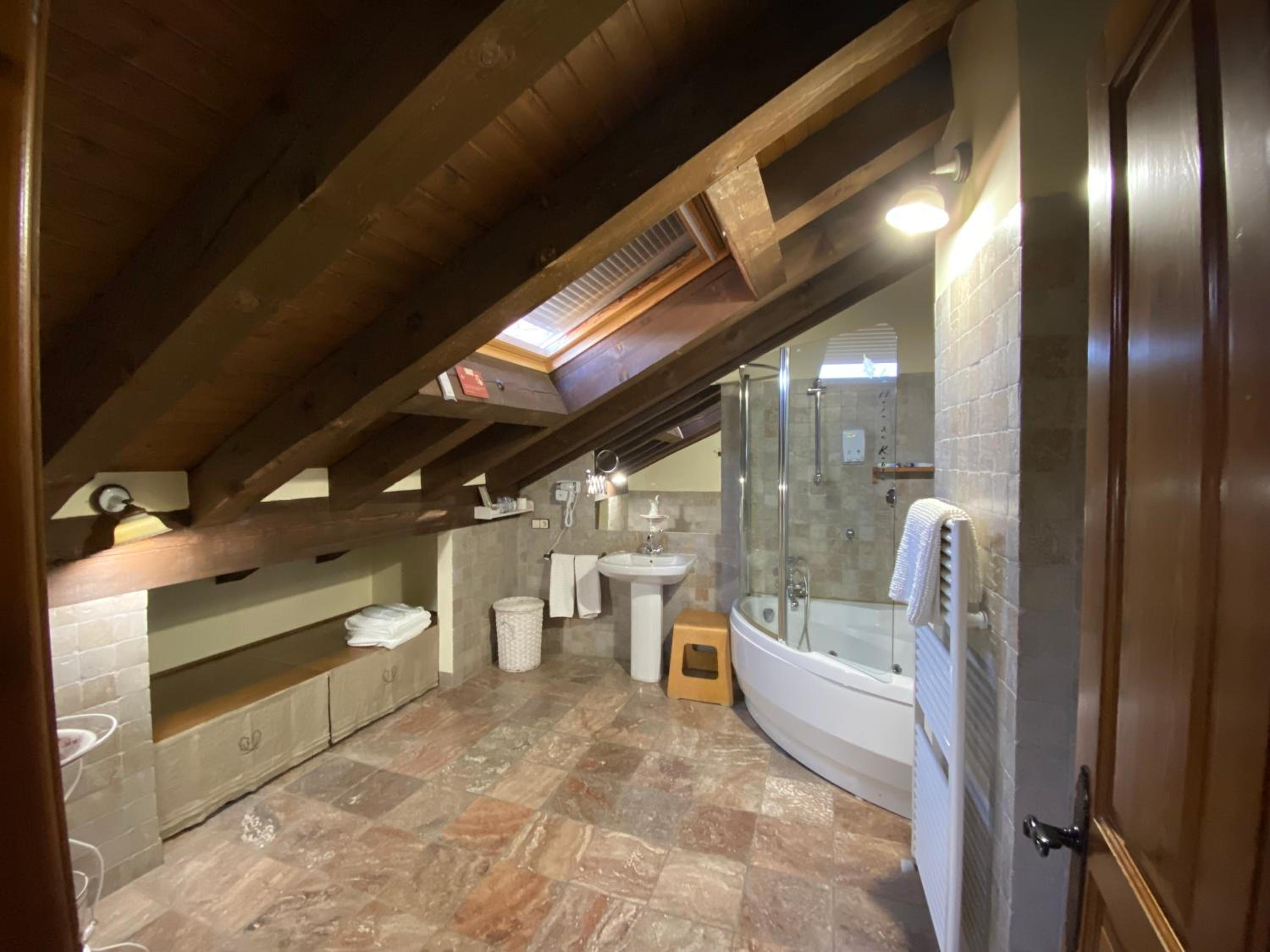 Deluxe Double Room with Bath - Photo 3