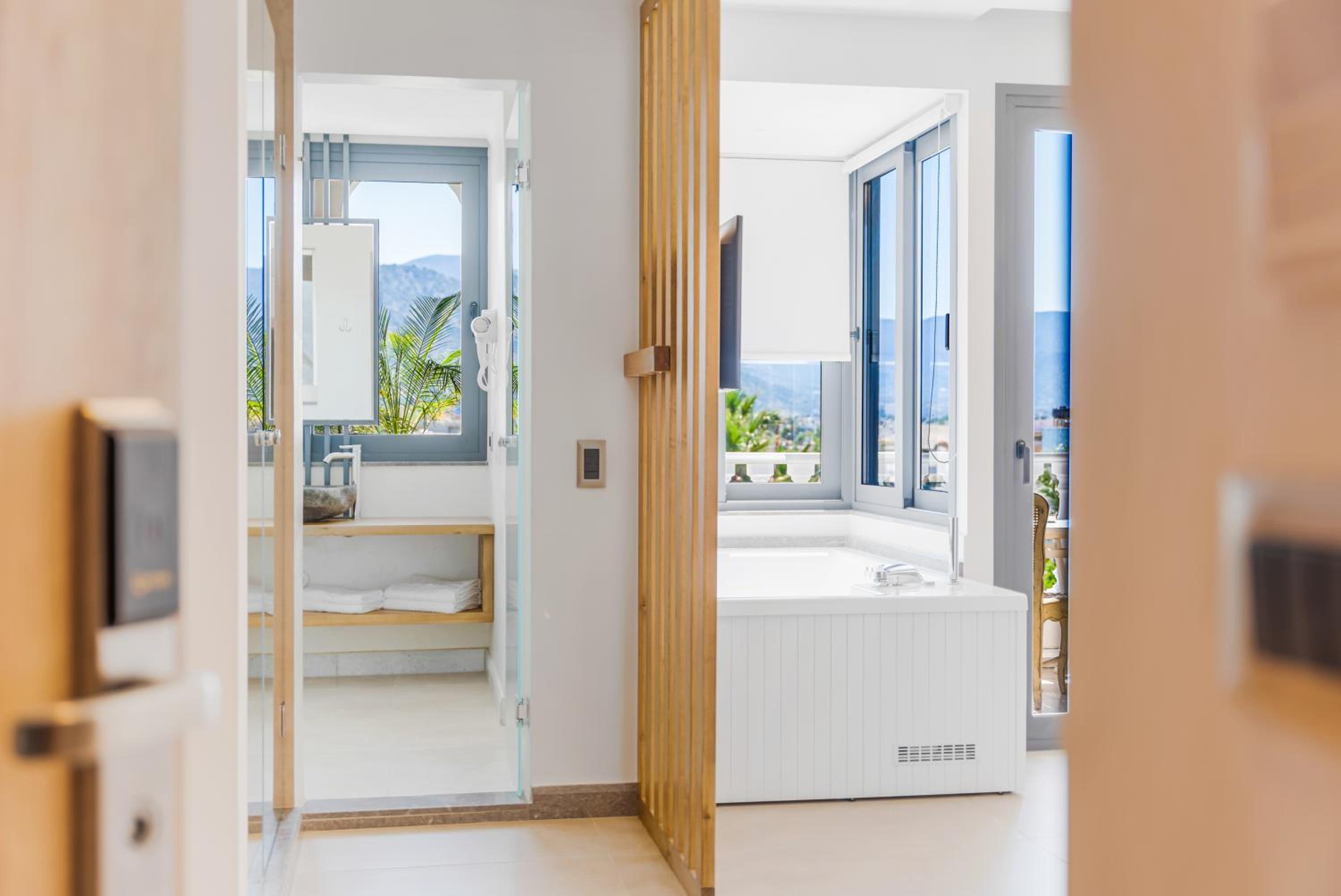 Junior Suite with Hot Tab - Photo 8