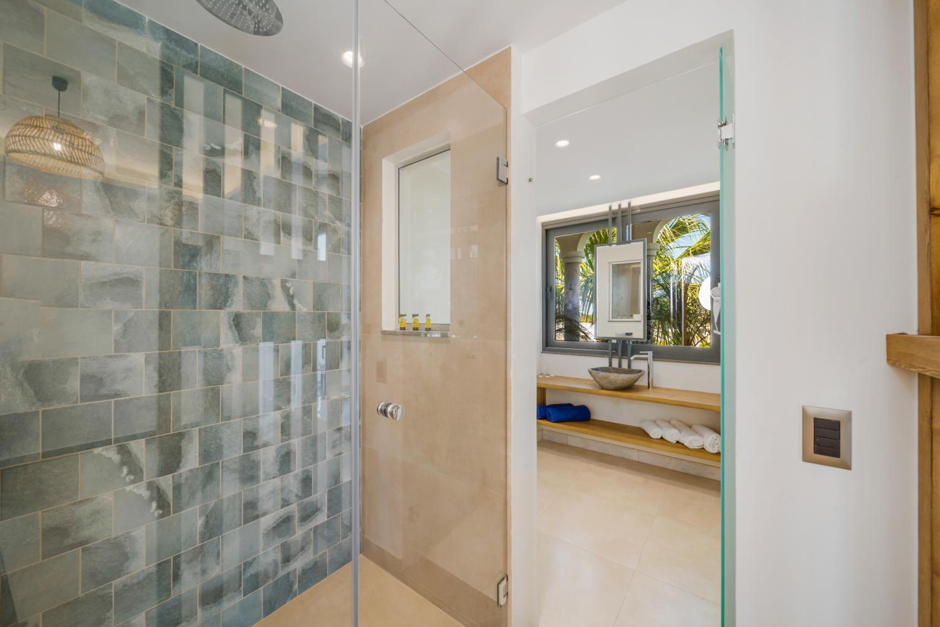 Executive Suite with Hot Tab - Photo 8