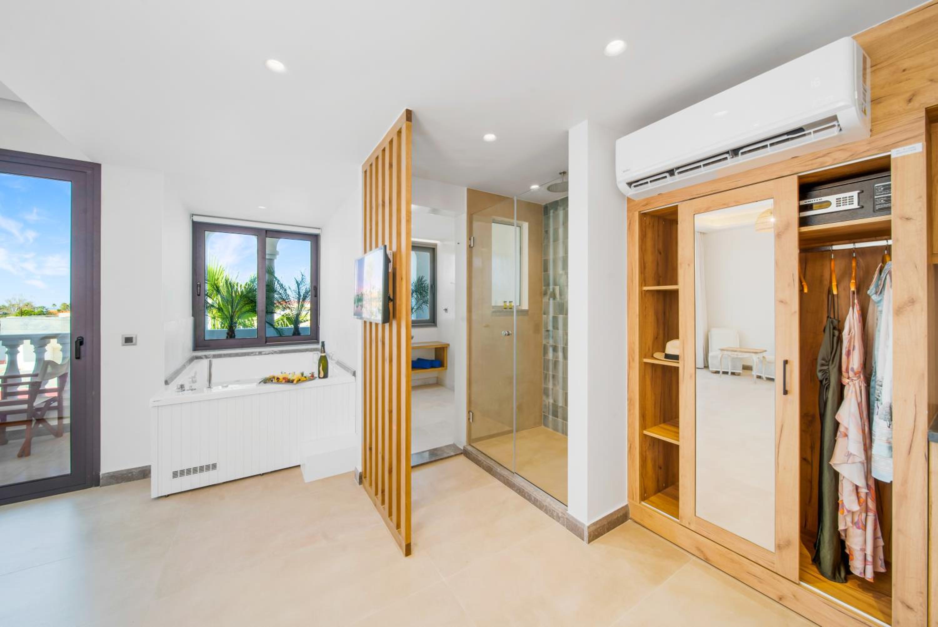 Executive Suite with Hot Tab - Photo 9
