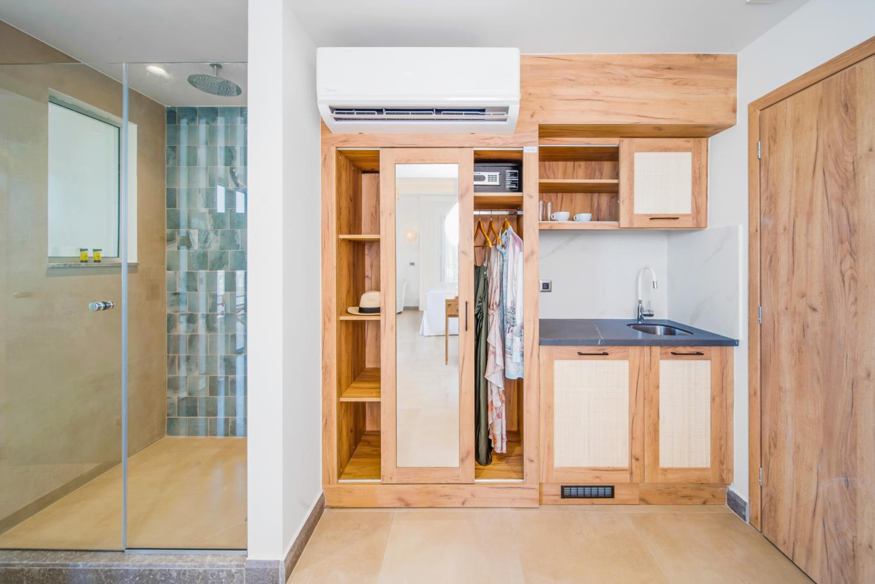 Executive Suite with Hot Tab - Photo 6