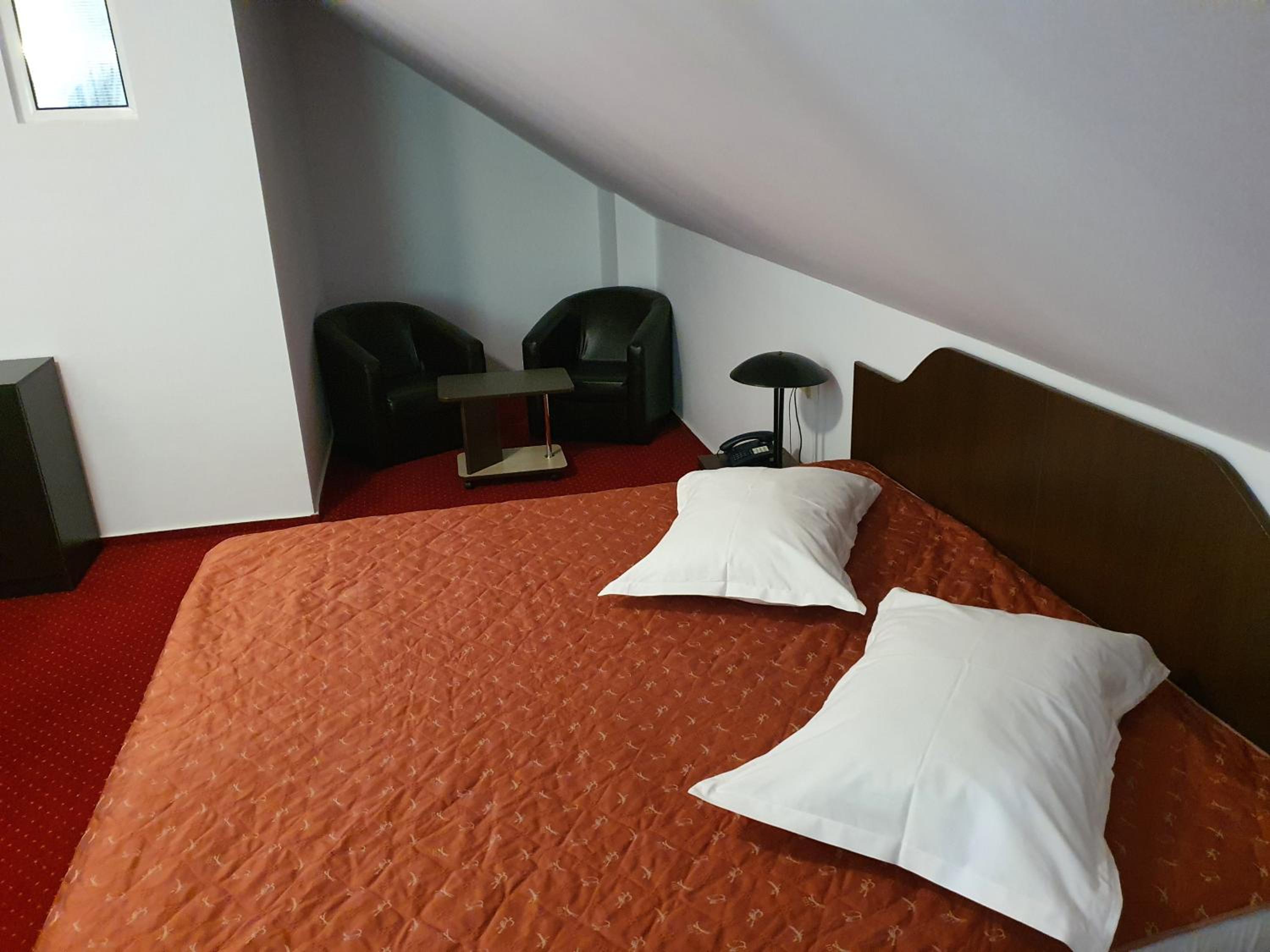 One-Bedroom Suite with Balcony - Photo 2