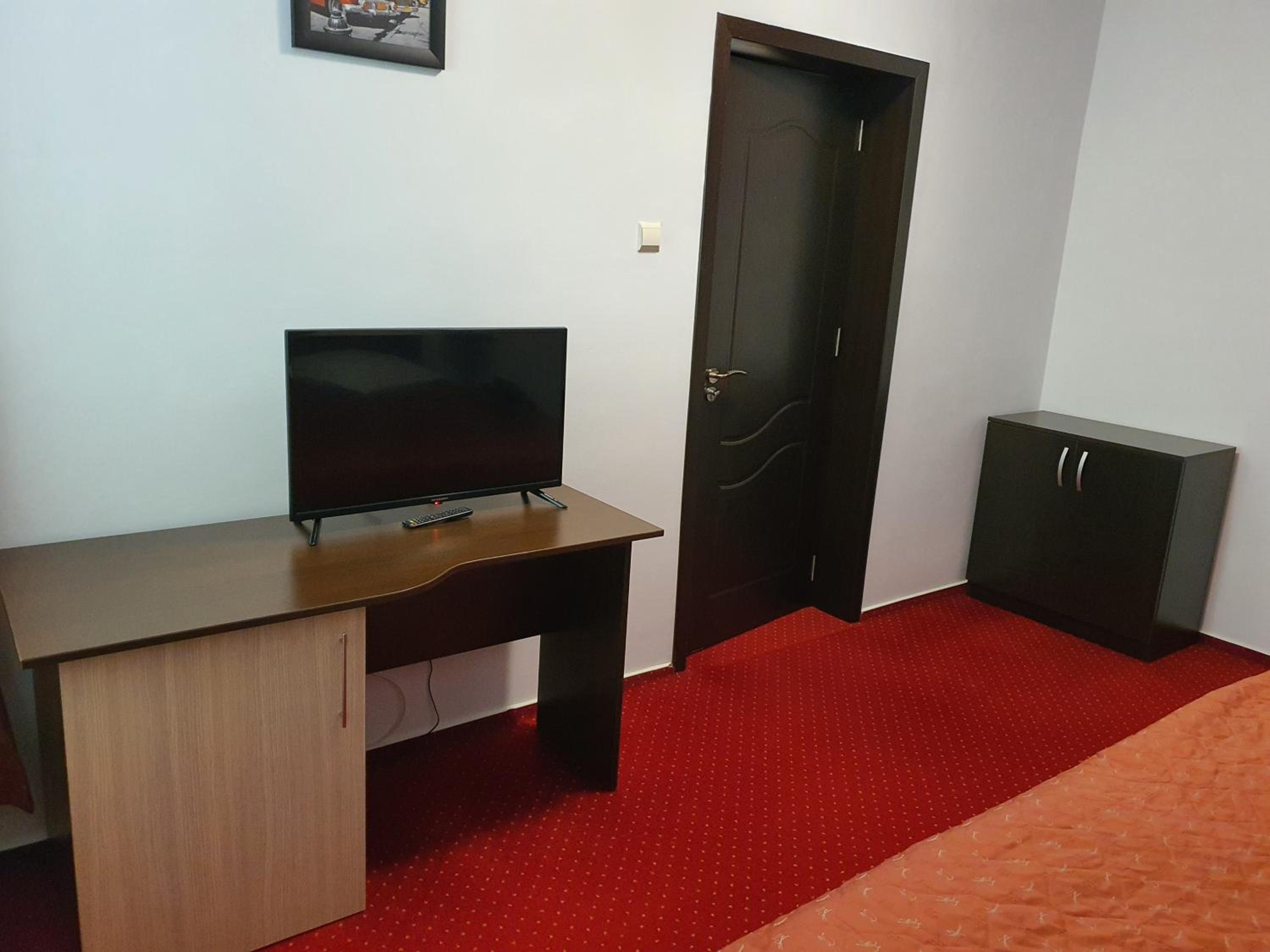 One-Bedroom Suite with Balcony - Photo 3