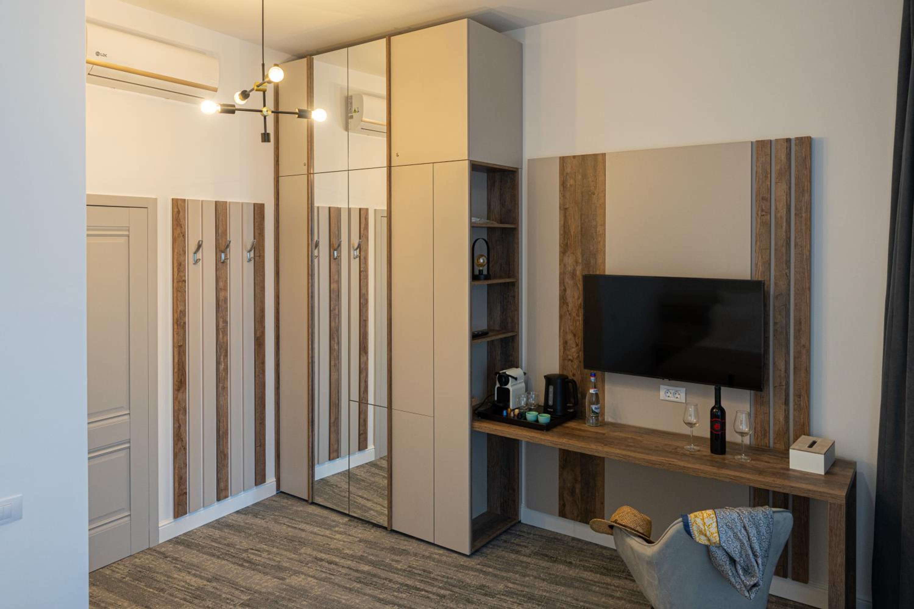 Razvan Florea - Double Room (balcony, 2nd floor) - Photo 2