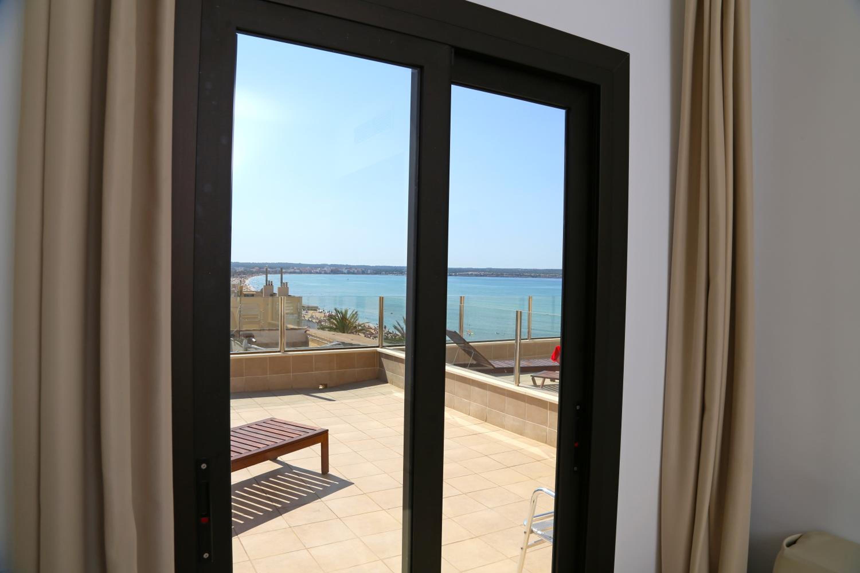 Superior Double or Twin Room with Sea View thumbnail 5