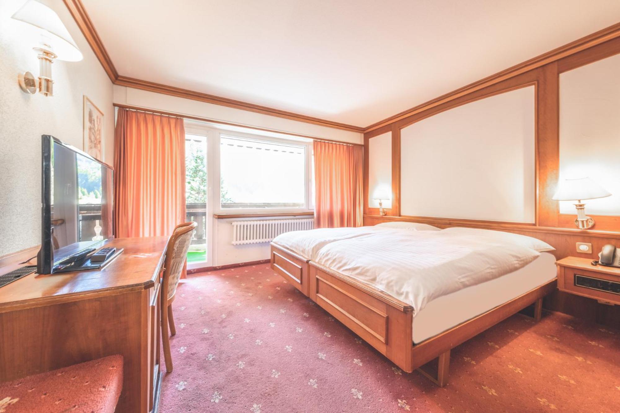 Superior Double Room with Matterhorn View - Photo 9