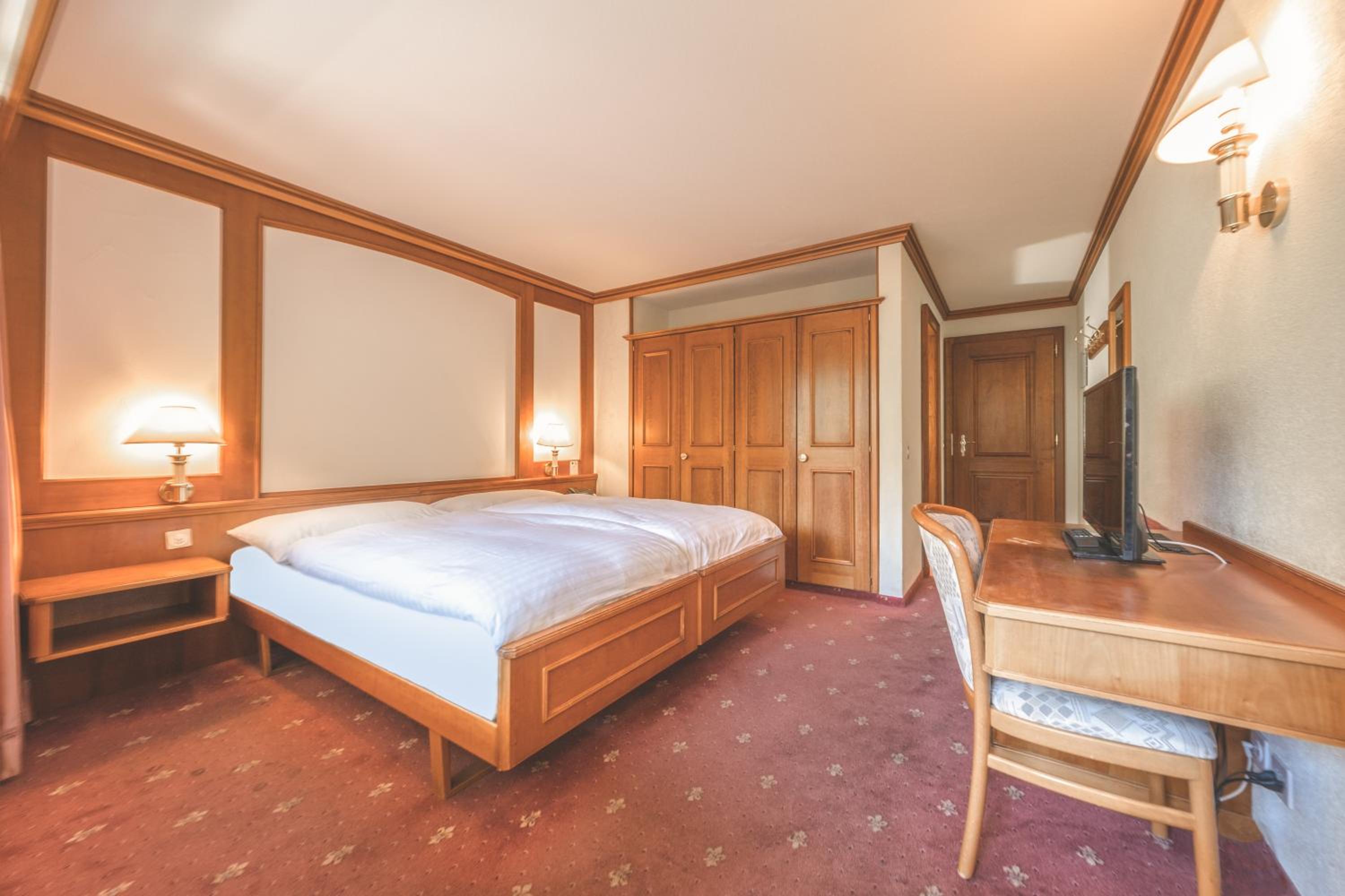 Superior Double Room with Matterhorn View - Photo 14