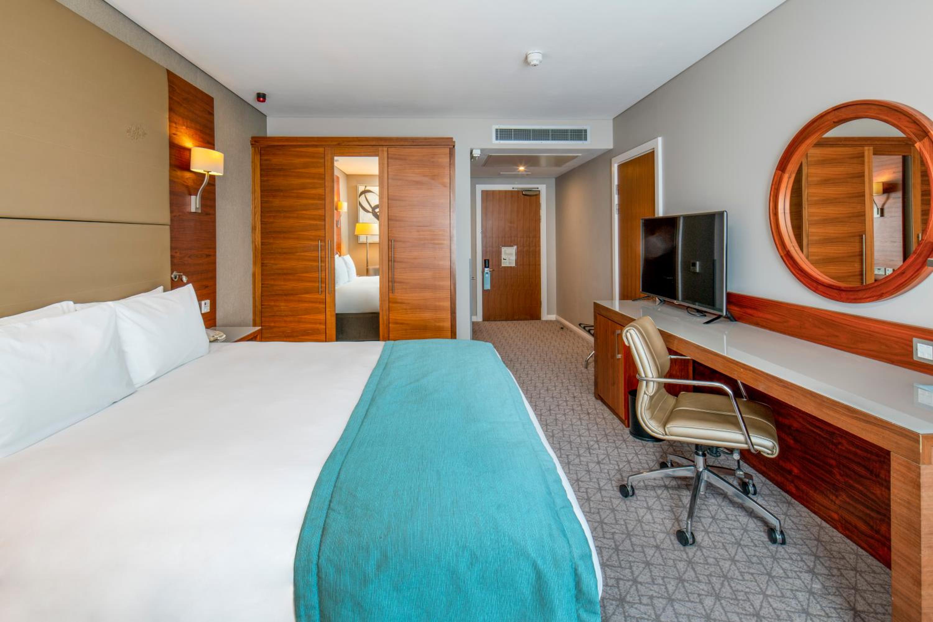 Standard King Room - Disability Access photo 2