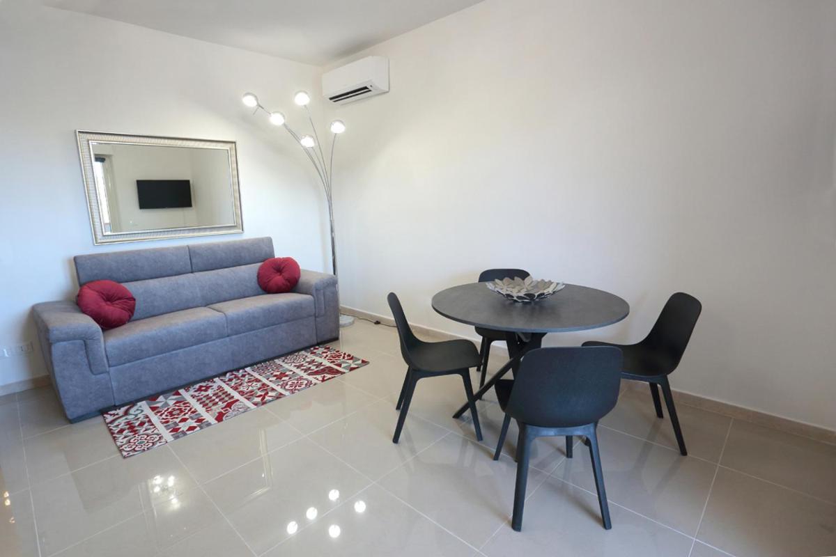 One-Bedroom Apartment photo 1