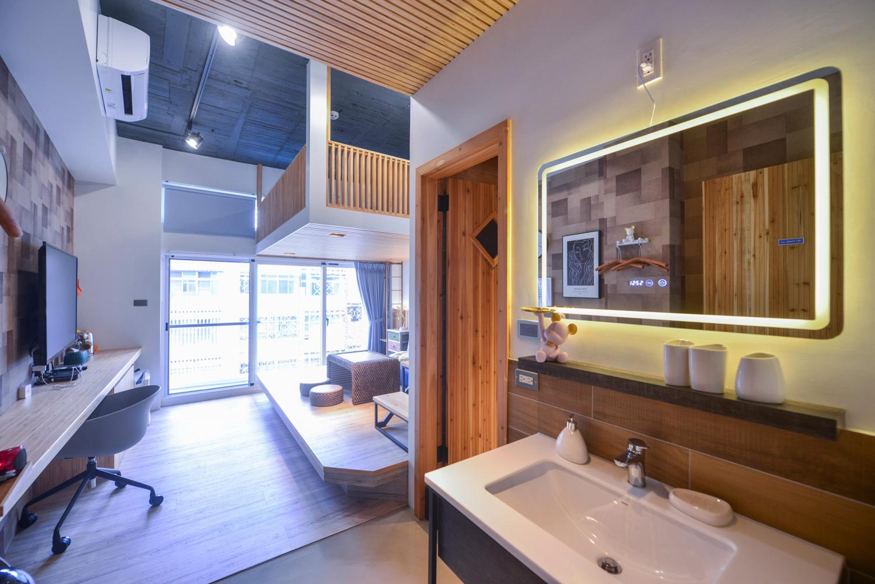 Deluxe Double Room with Shower - Photo 2