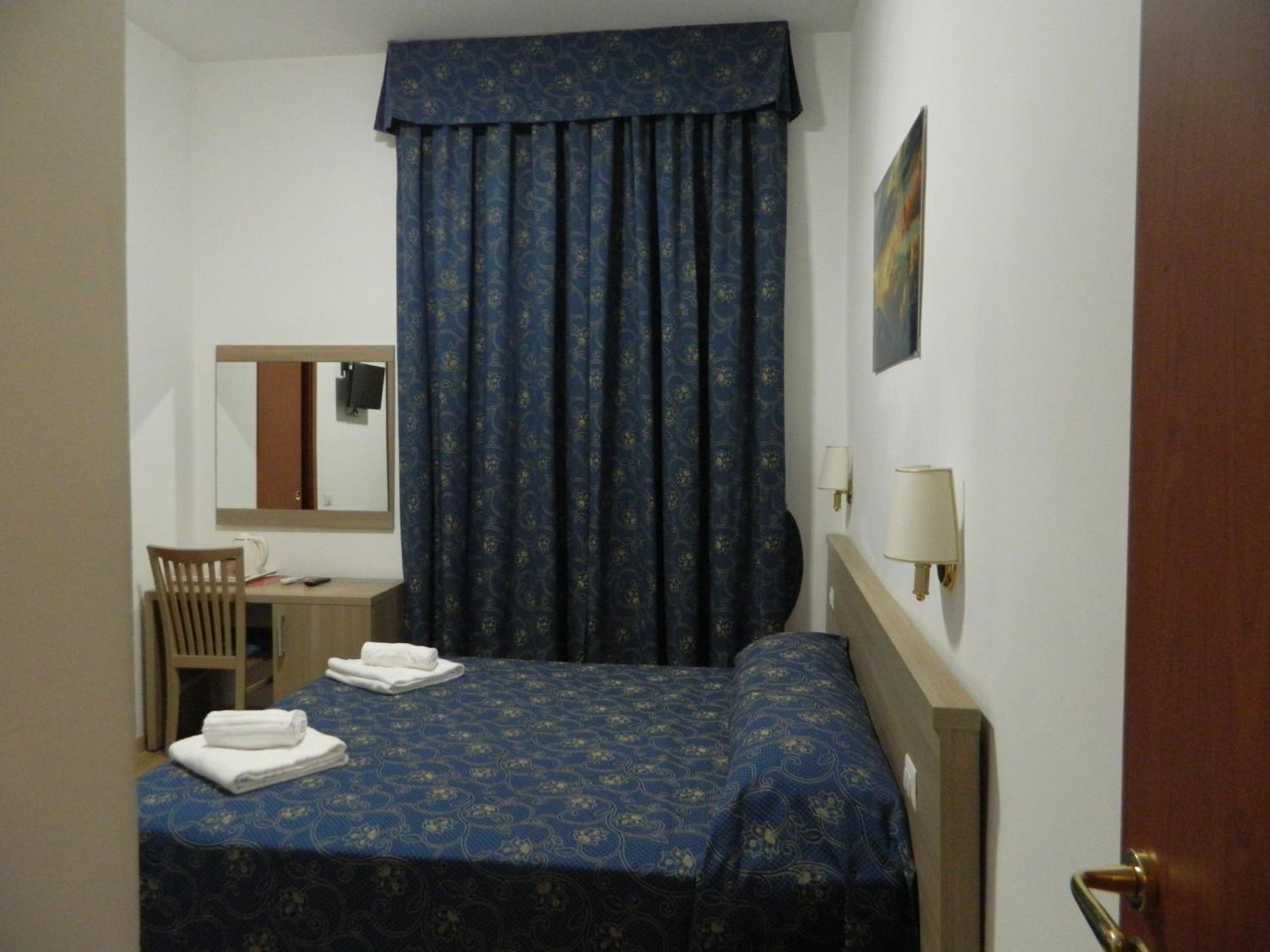 Double or Twin Room with Private Bathroom photo 3