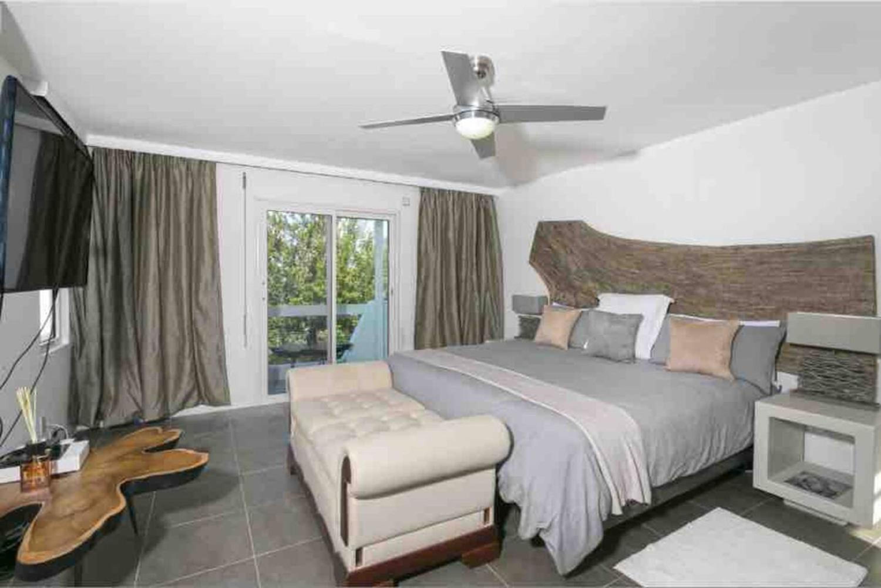 Six-Bedroom Villa  photo 1