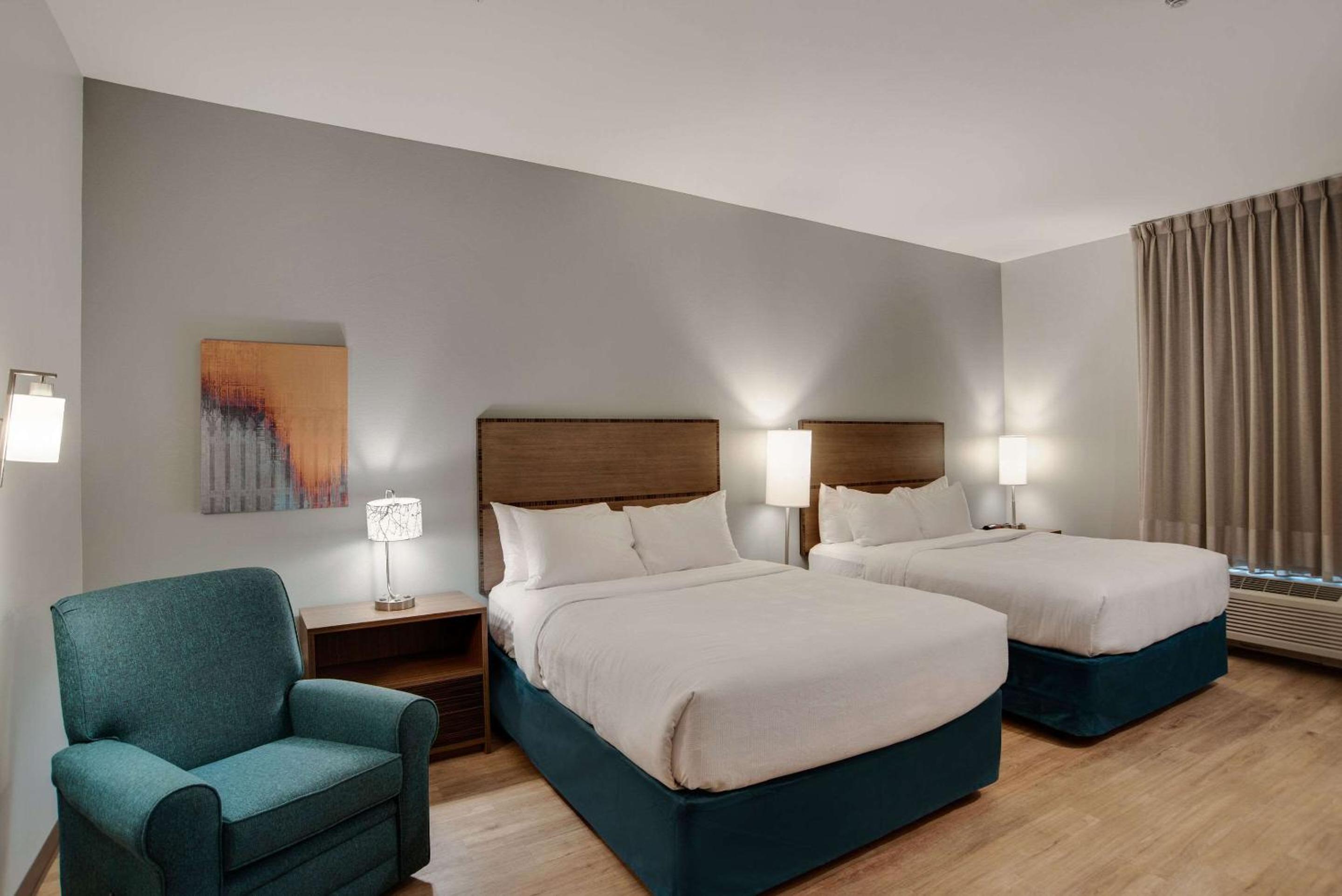 Queen Suite with Two Queen Beds - Pet Friendly/Non Smoking - Photo 5