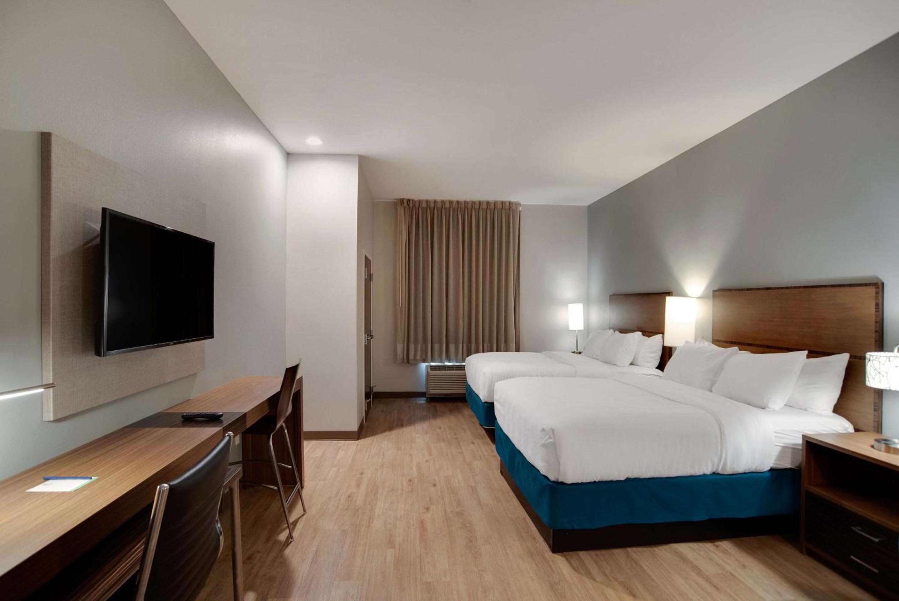 Queen Suite with Two Queen Beds - Pet Friendly/Non Smoking - Photo 7