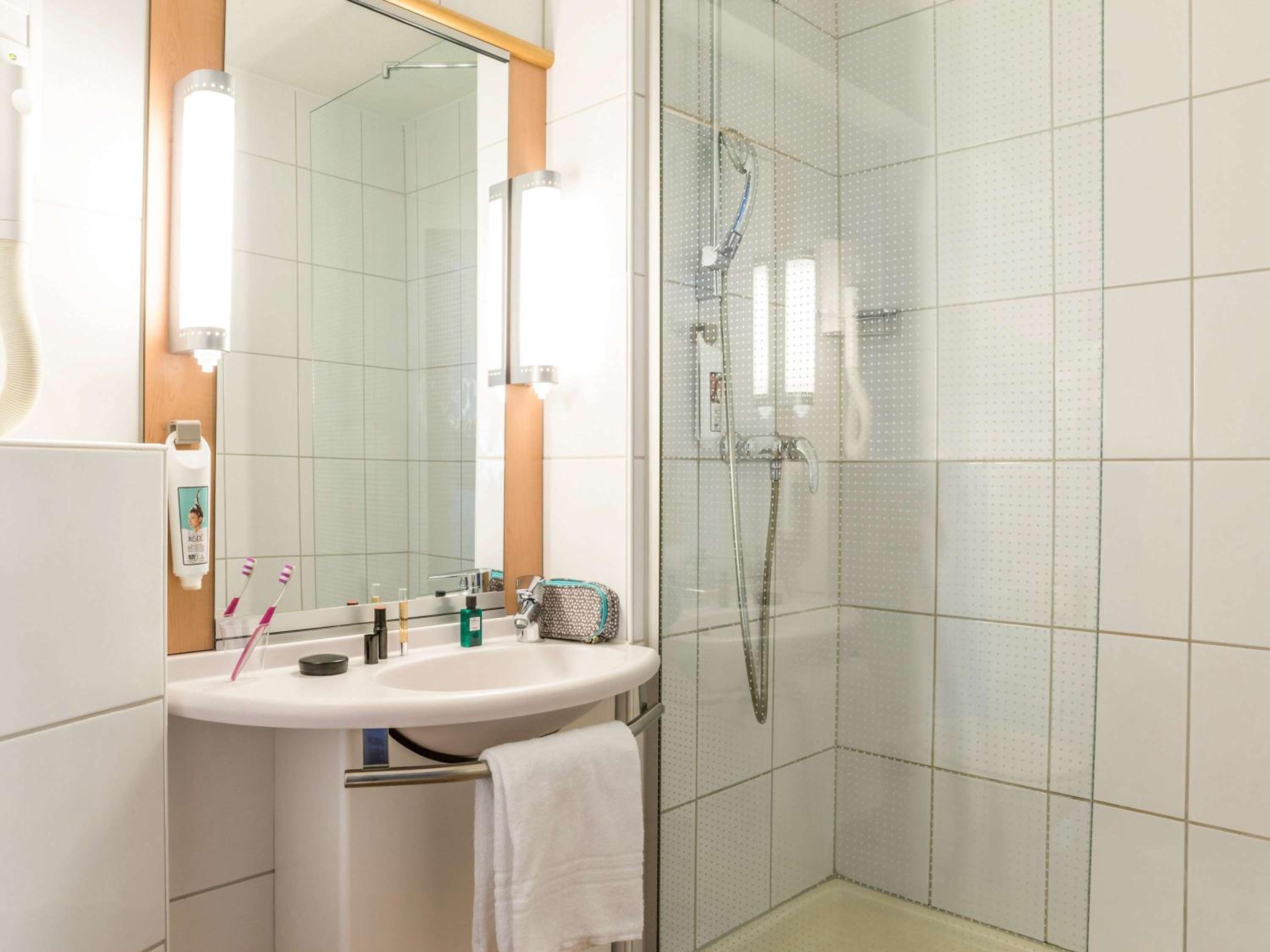 Standard Double Room - Photo 11