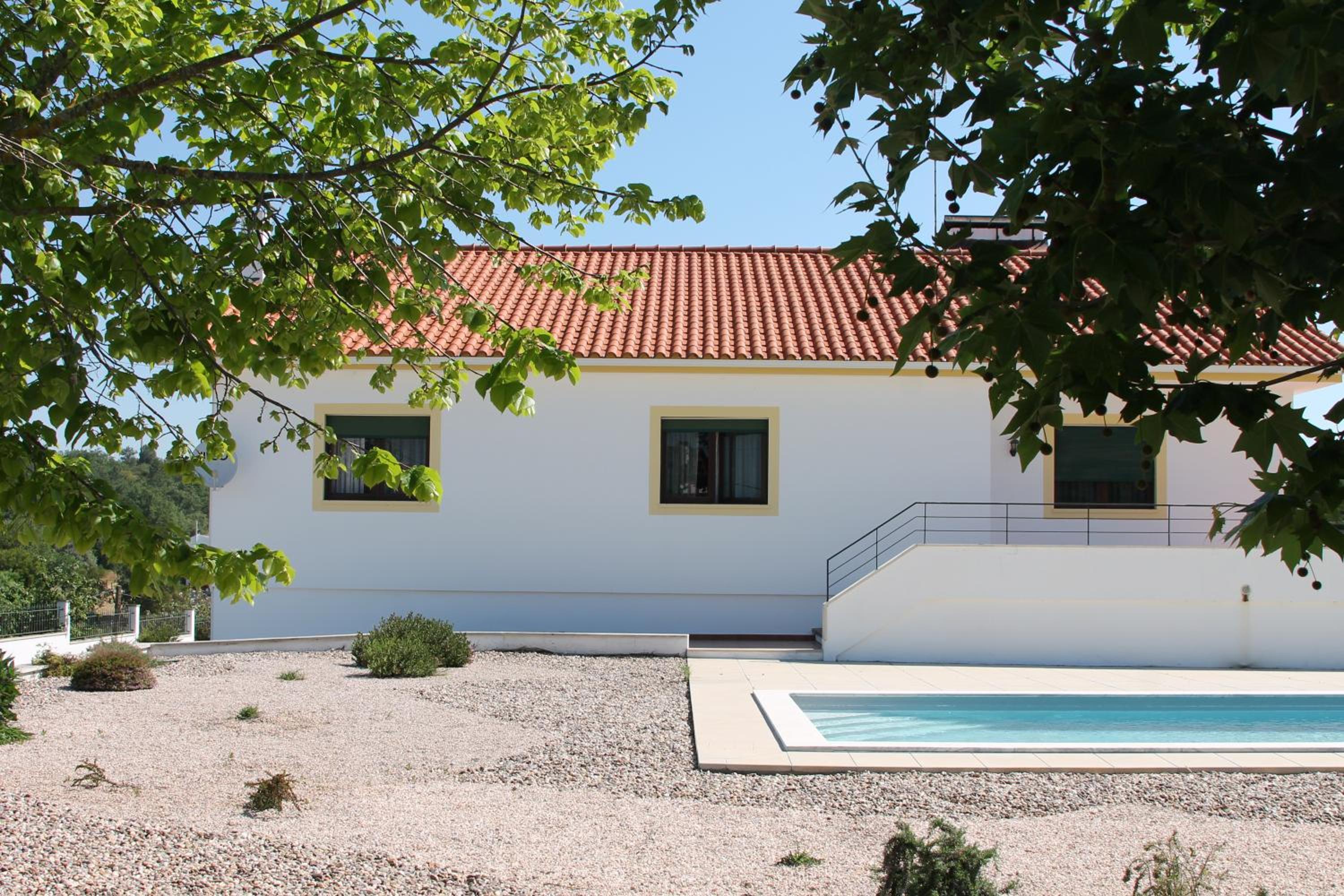 Six-Bedroom House photo 3