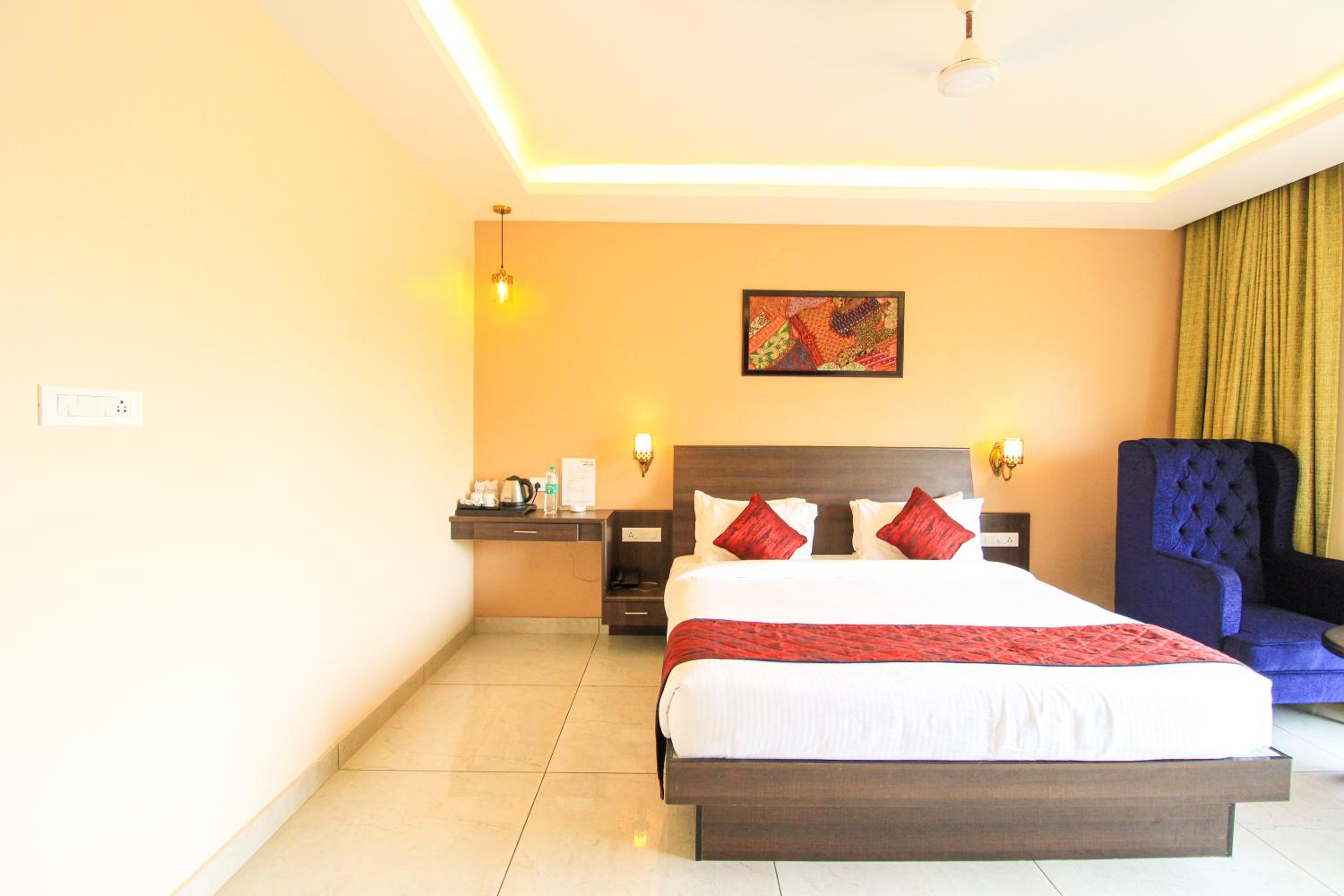 King Room with Balcony - Photo 9