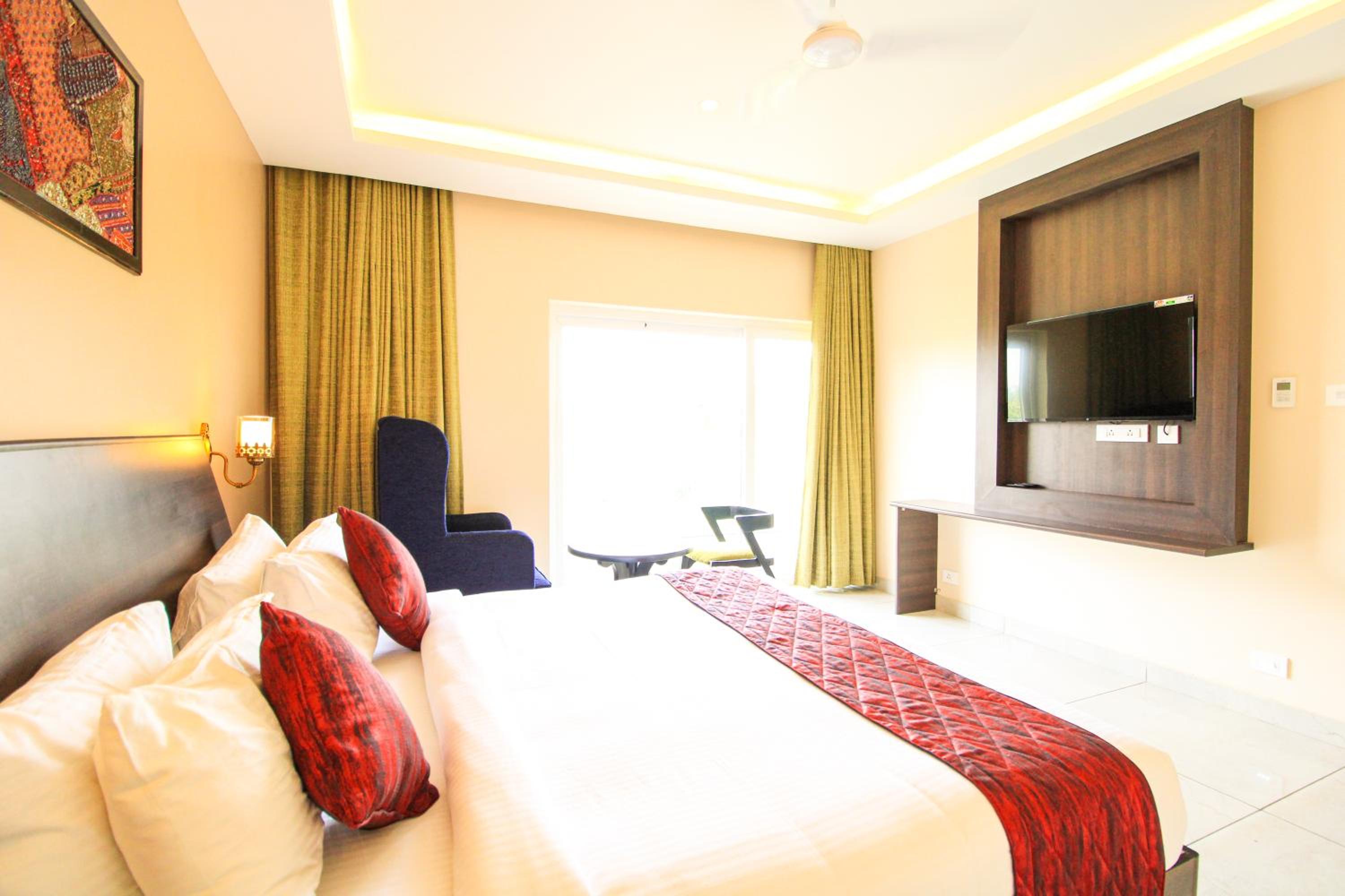 King Room with Balcony - Photo 13