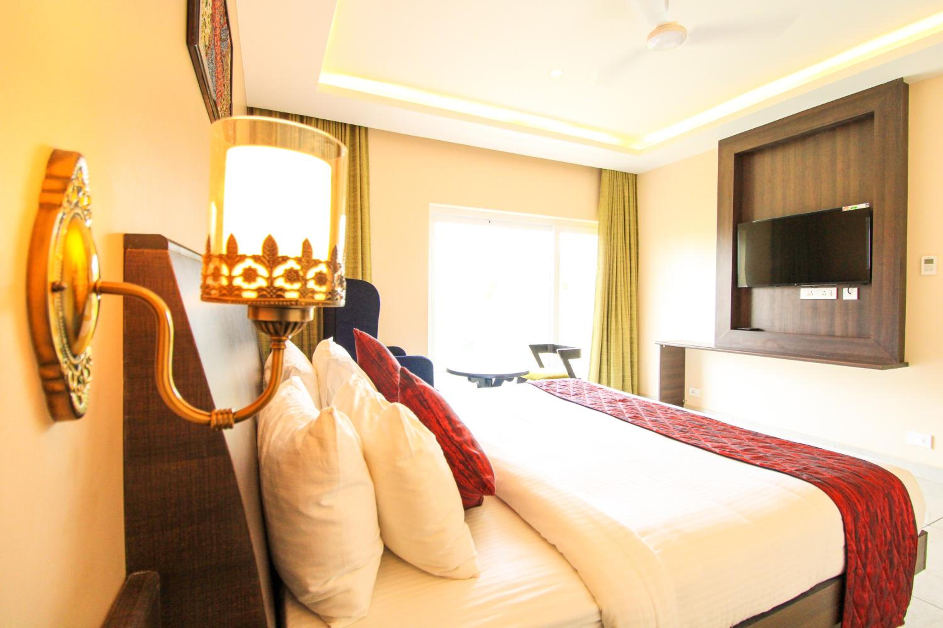 King Room with Balcony - Photo 17