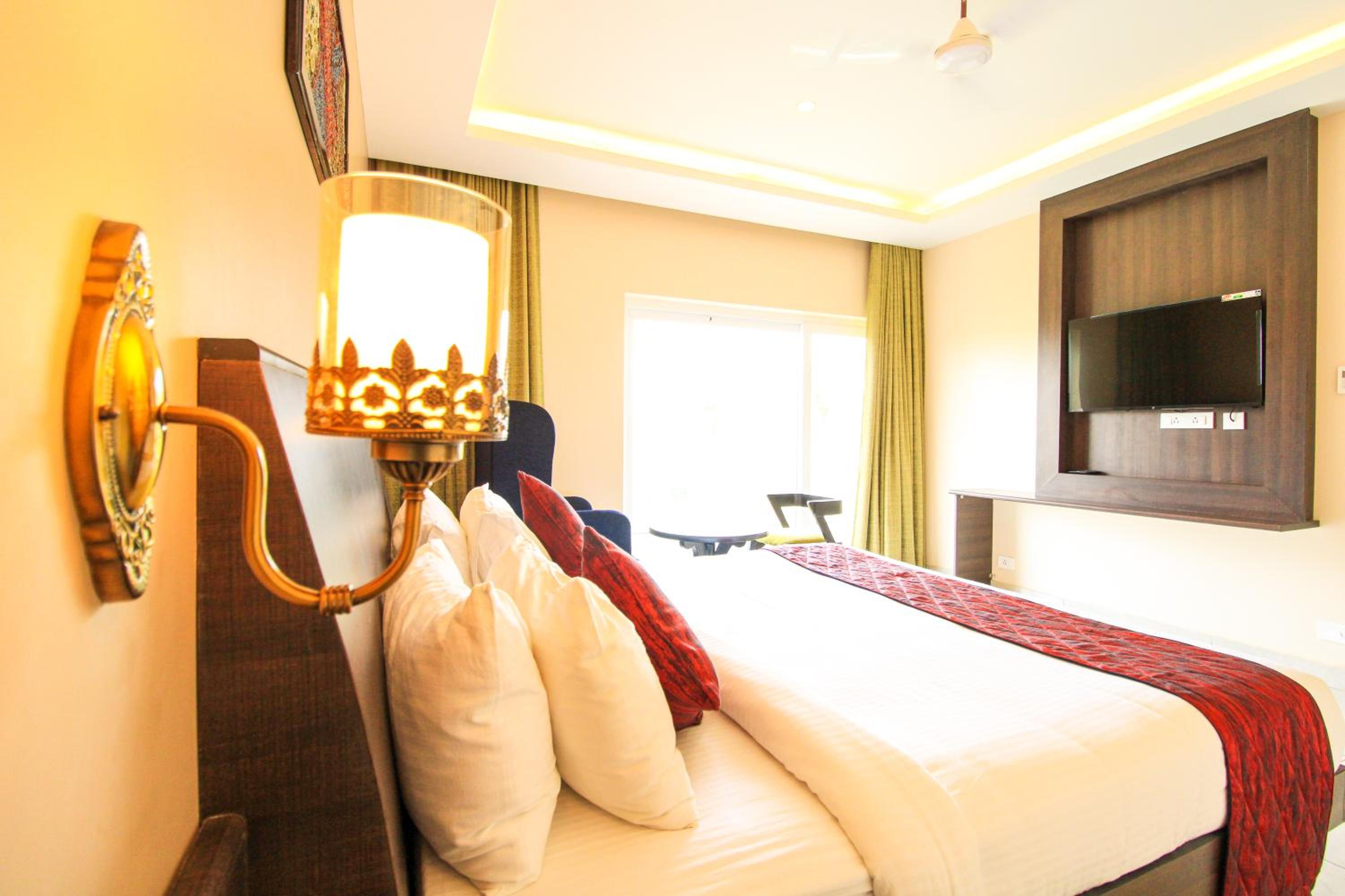King Room with Balcony - Photo 11