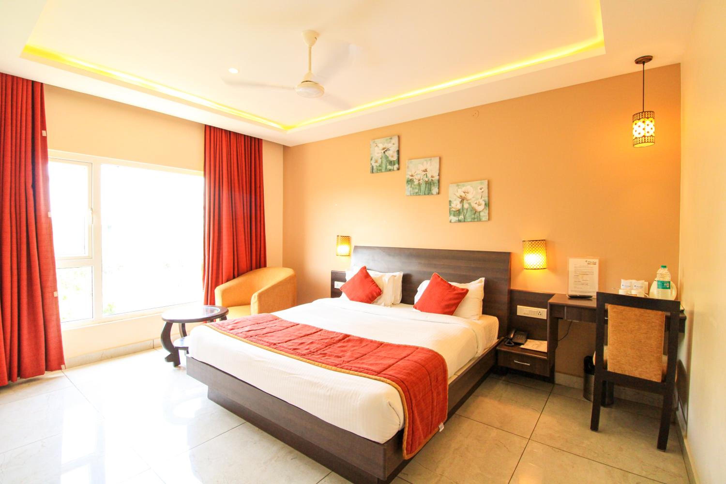King Room with Balcony - Photo 16