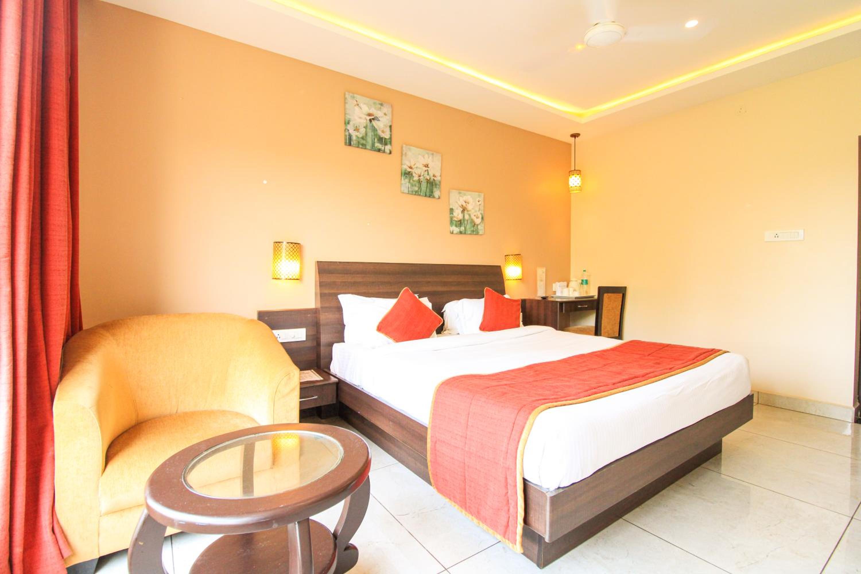 King Room with Balcony - Photo 14