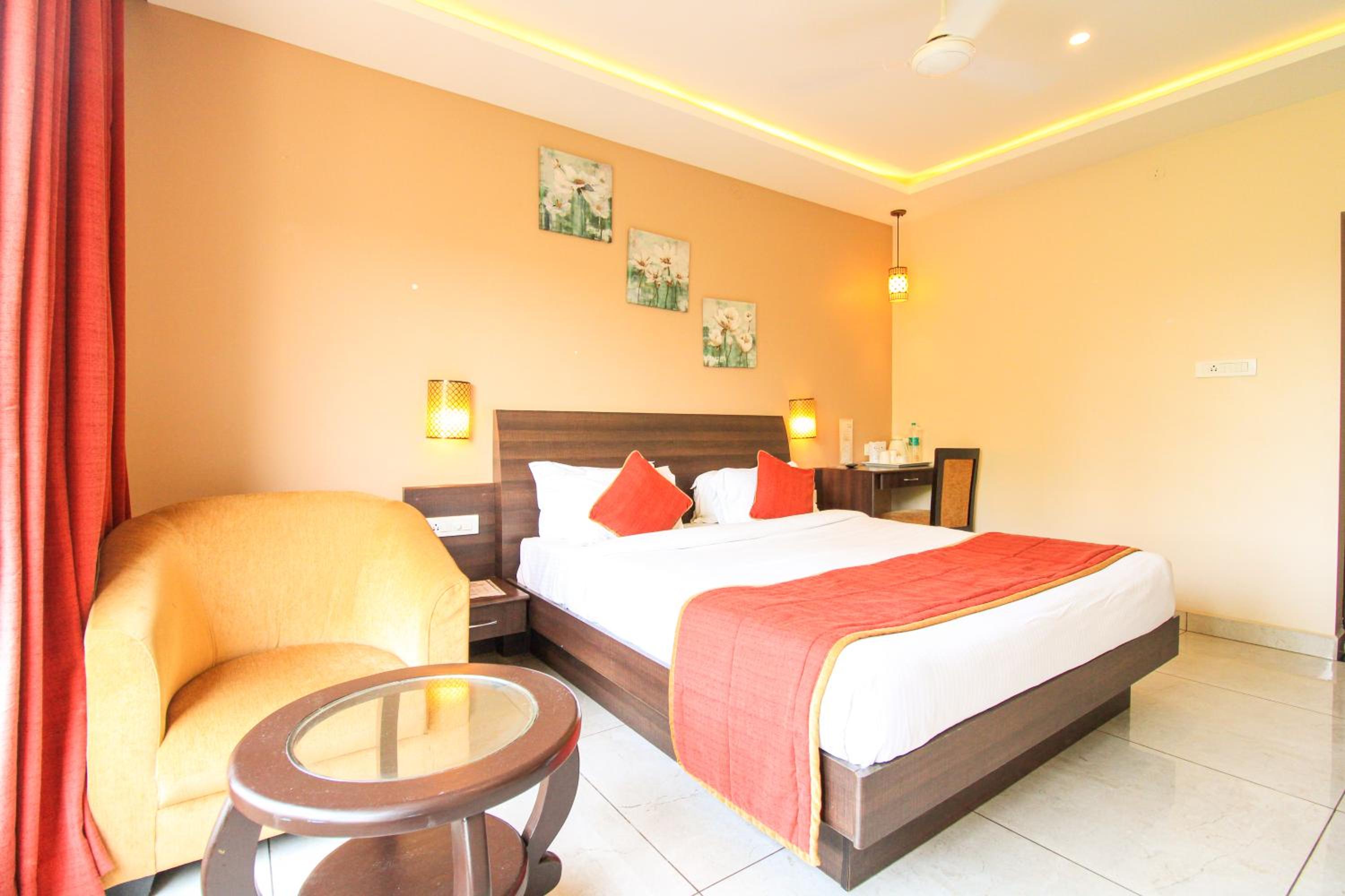 King Room with Balcony - Photo 10