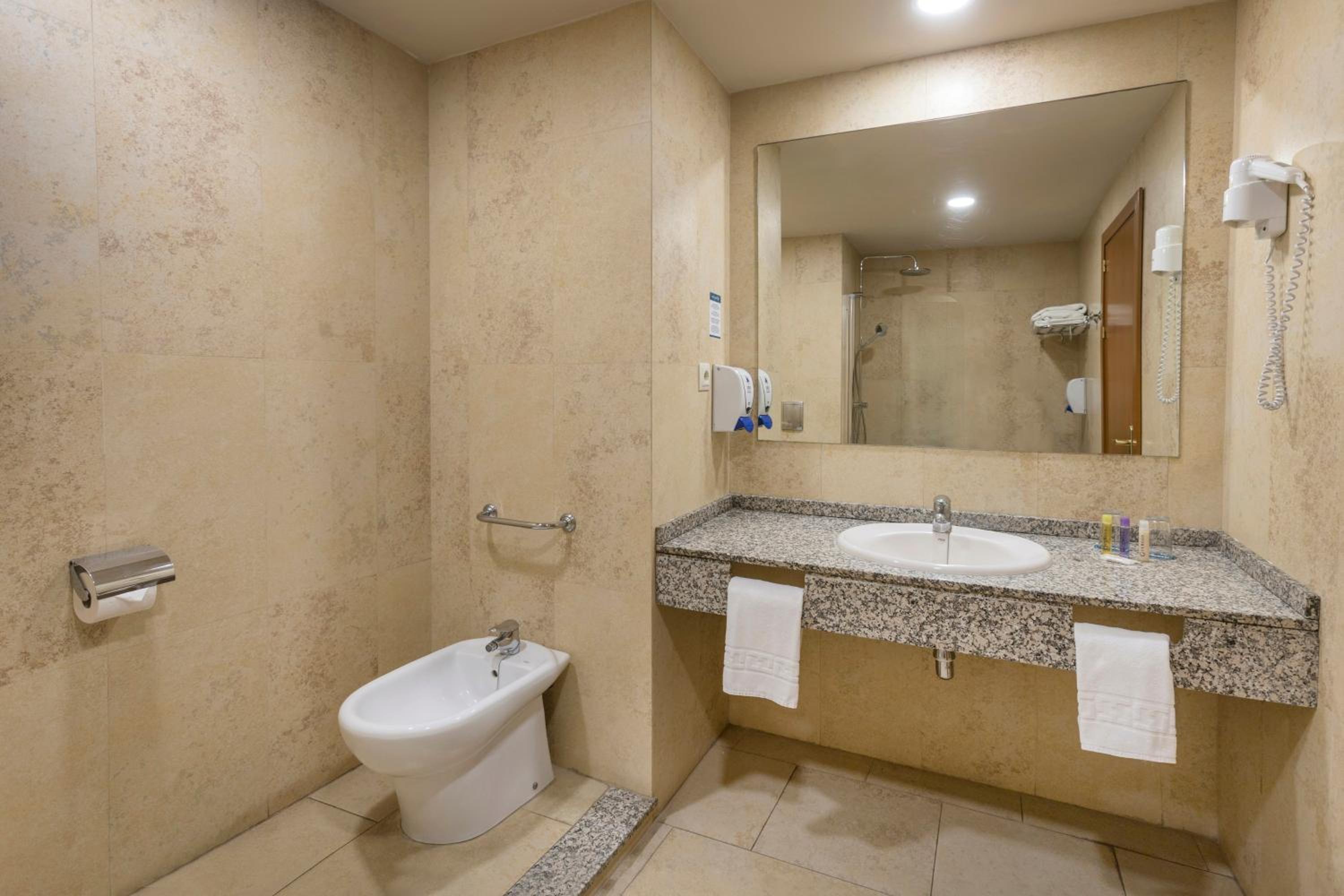 Twin Room (2 Adults + 2 Children) photo 3