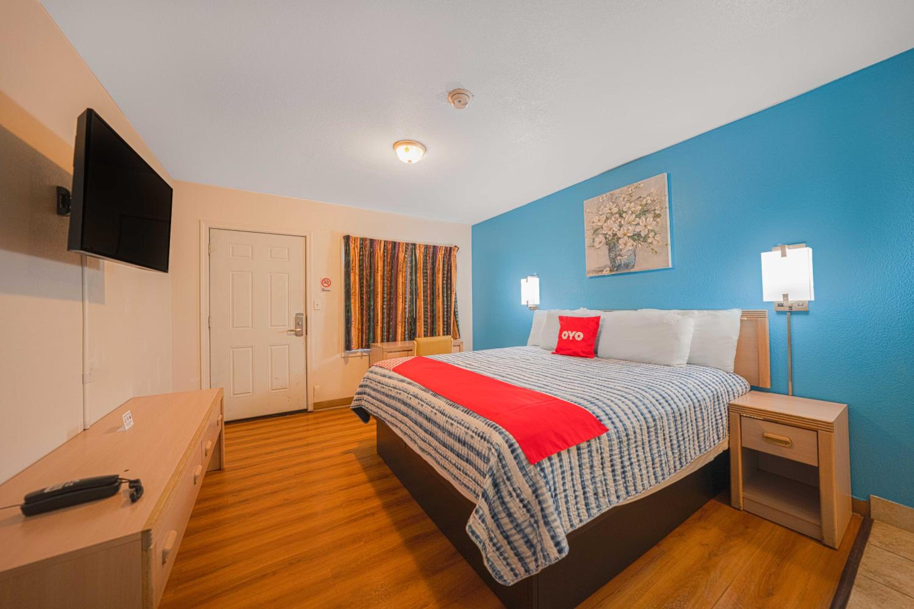 King Bed - Photo 1