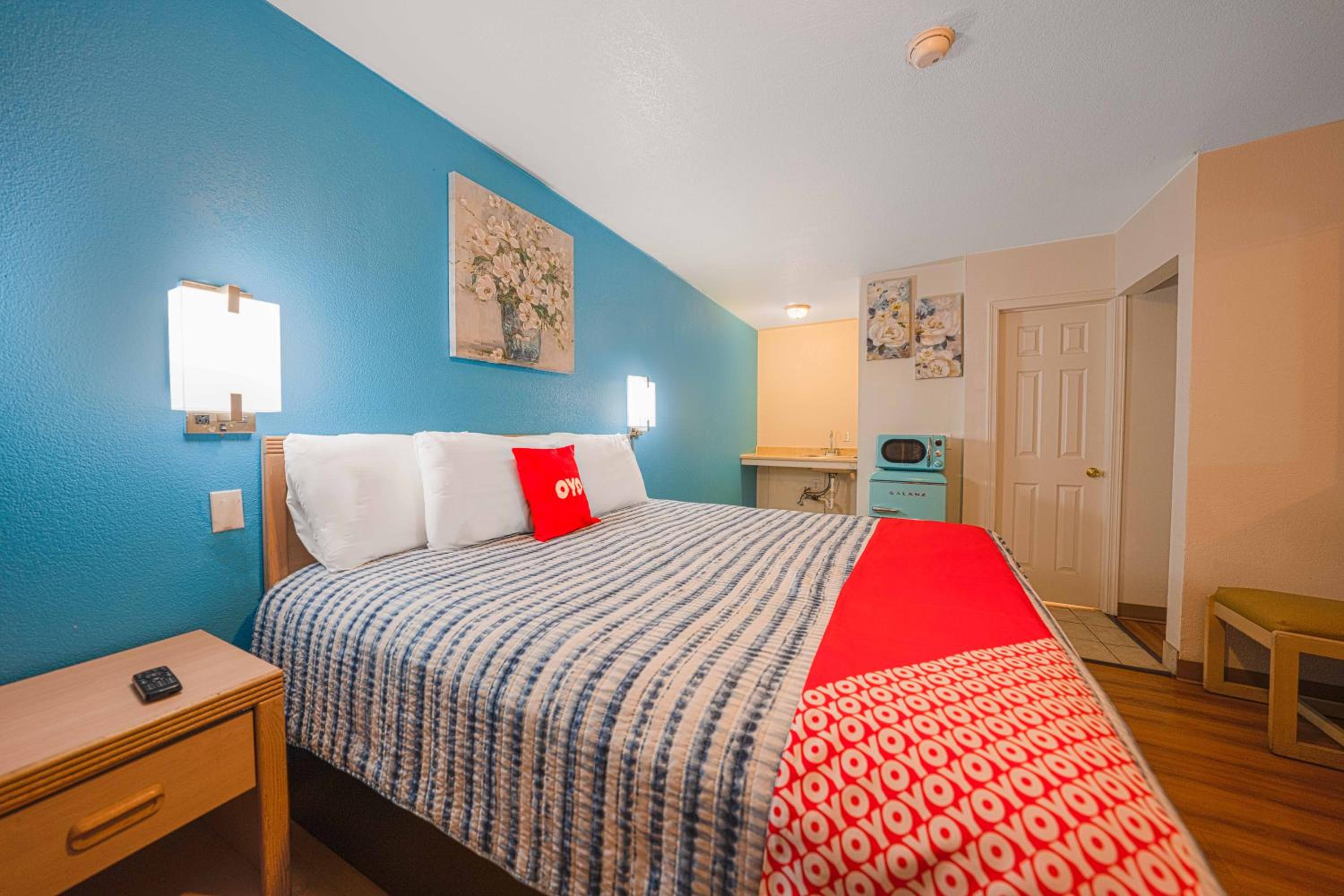 King Bed - Photo 2