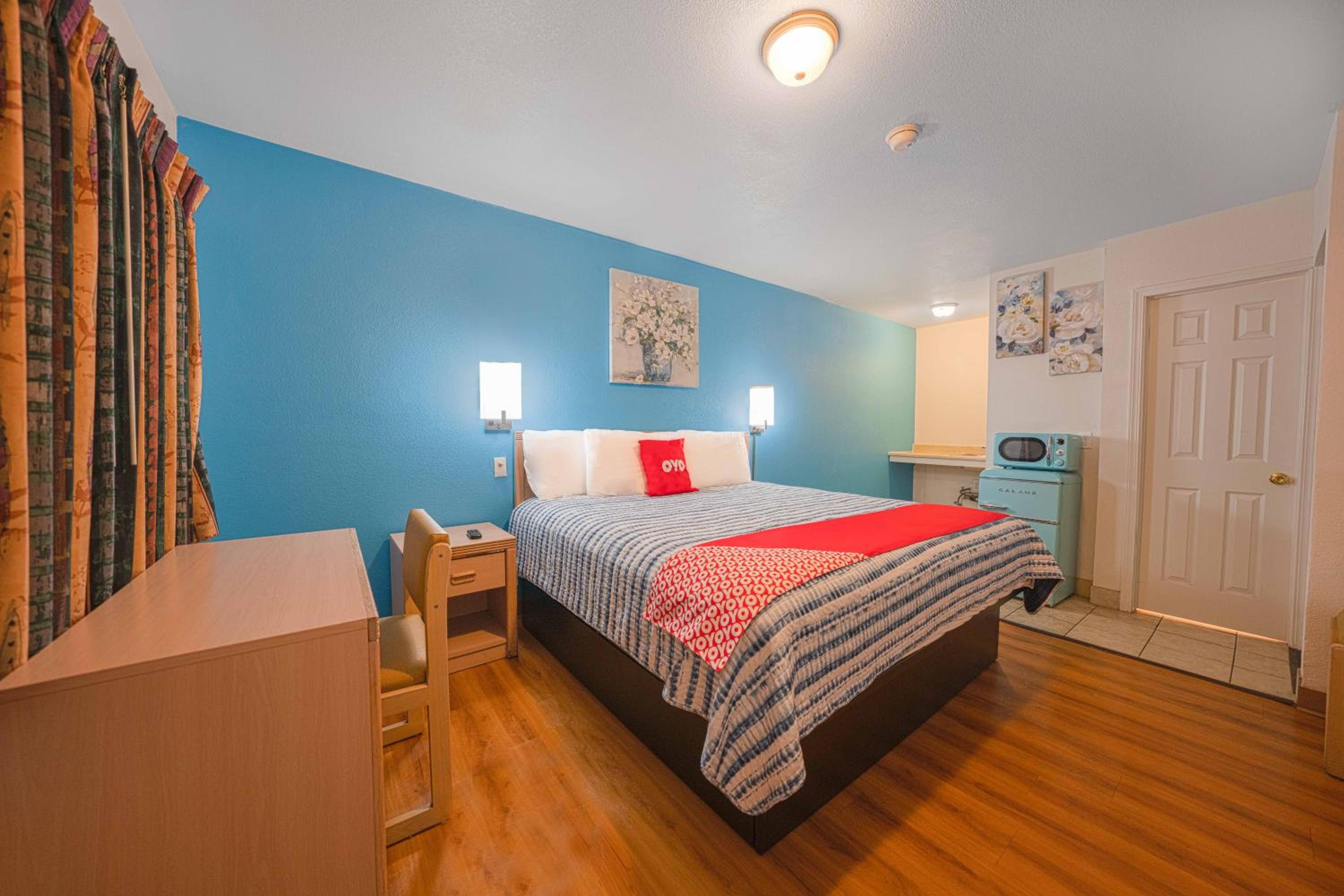 King Bed - Photo 7