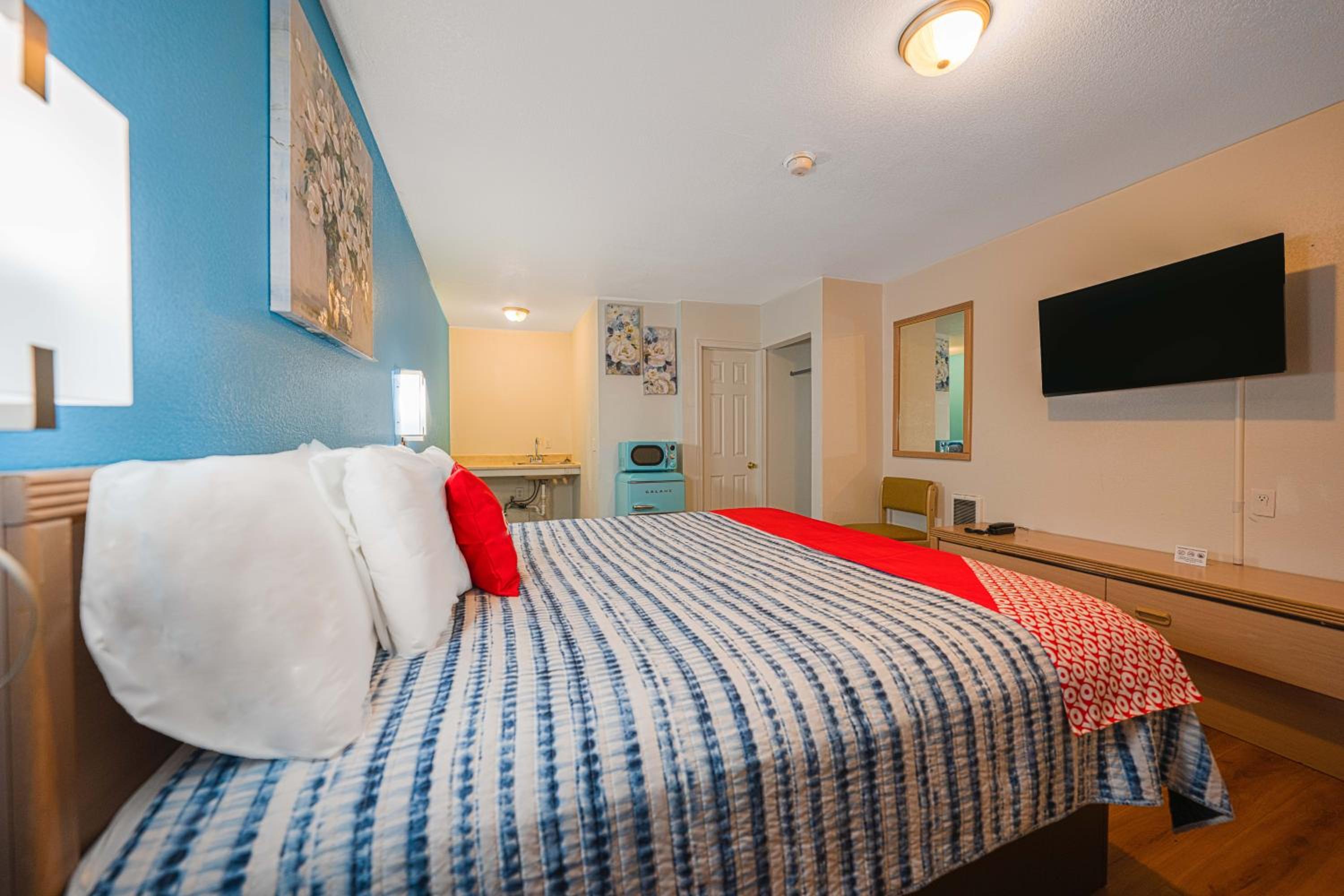 King Bed - Photo 10