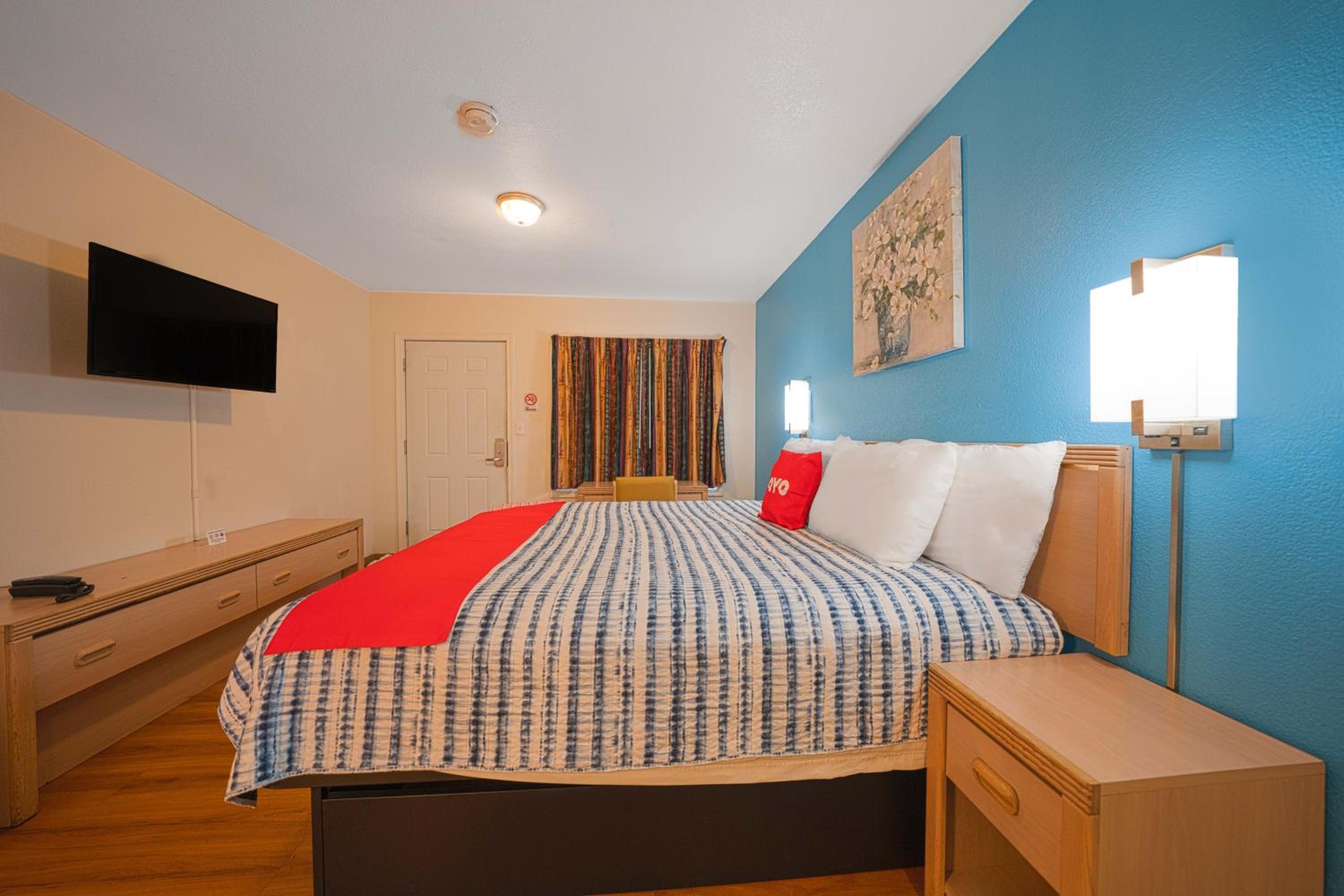 King Bed - Photo 3