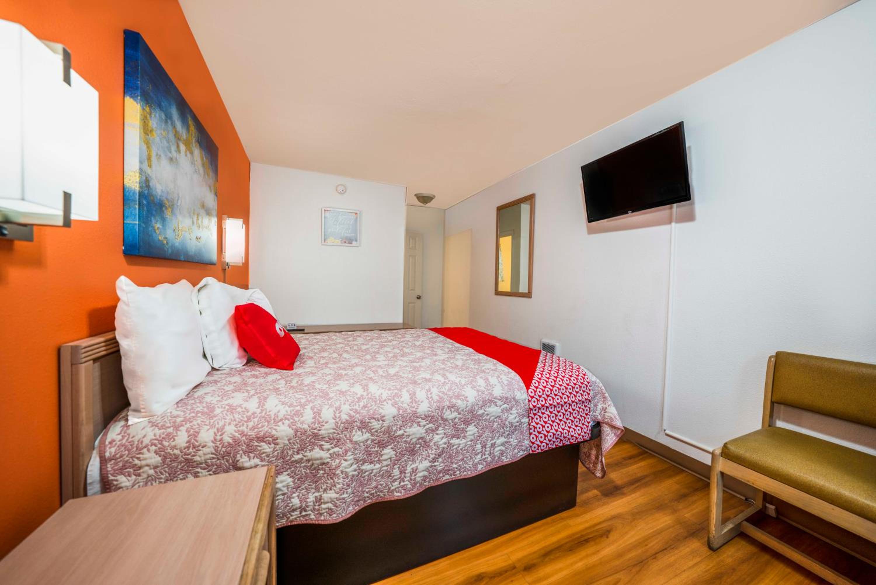 Queen Bed - Photo 2
