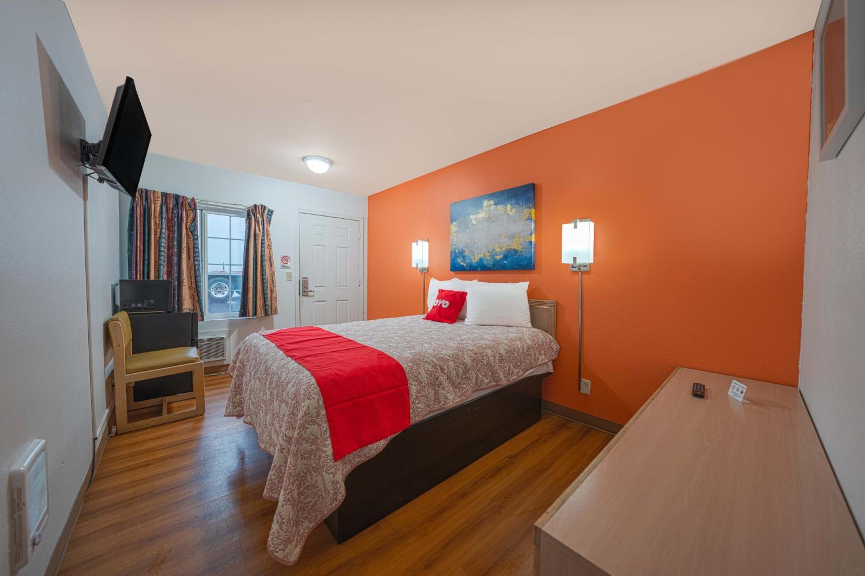Queen Bed - Photo 6