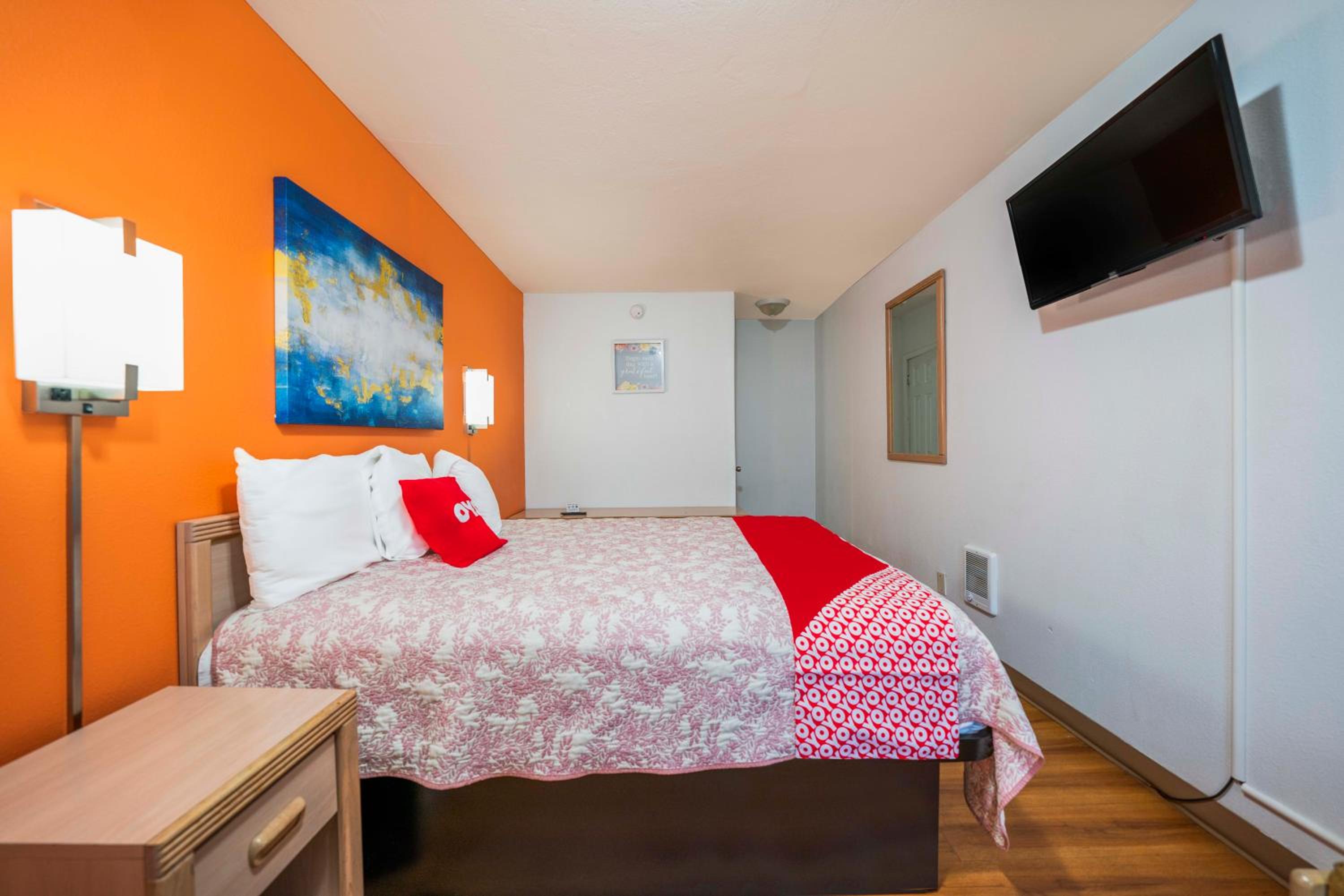 Queen Bed - Photo 1