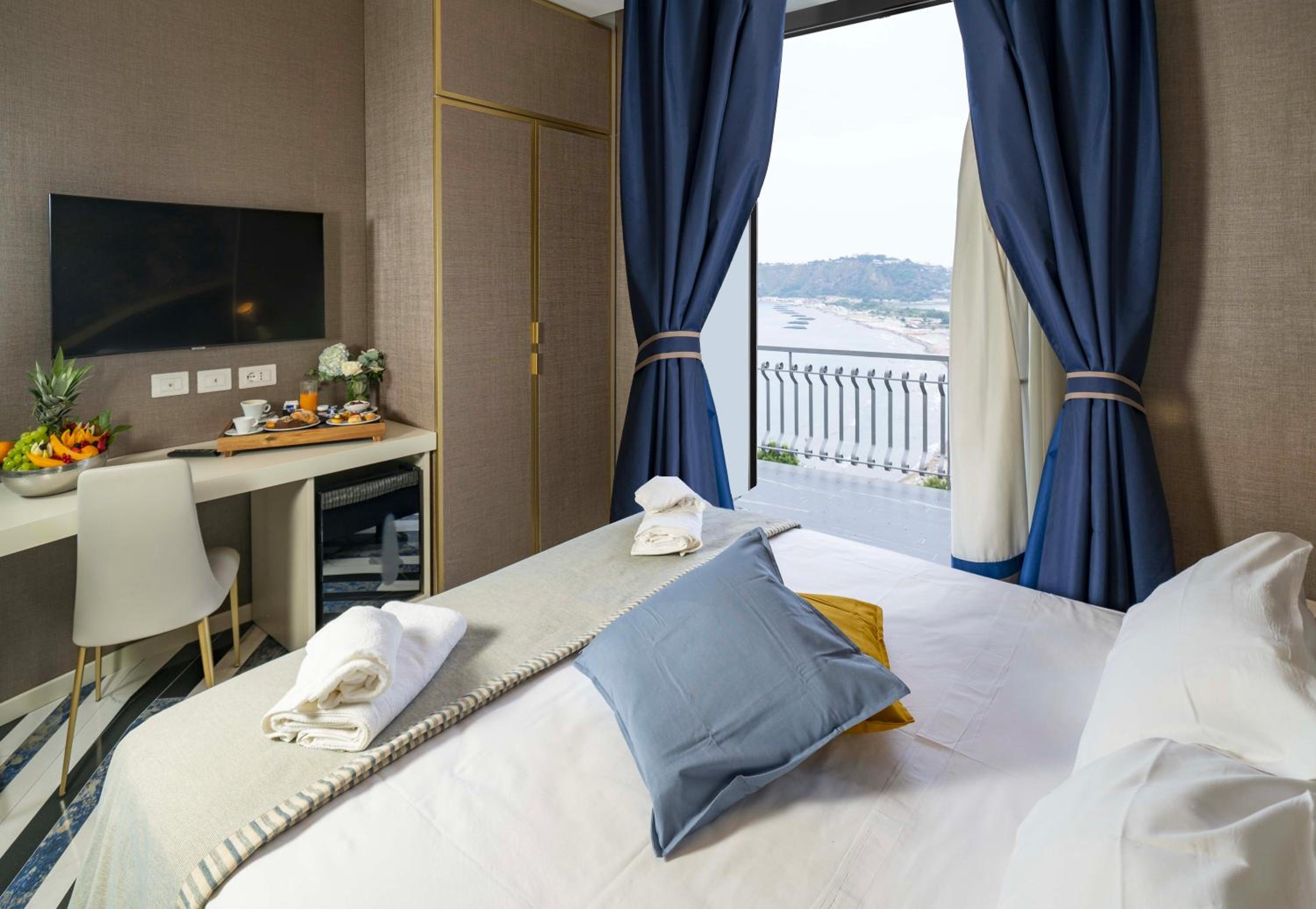 Superior Double Room with Sea View - Photo 5