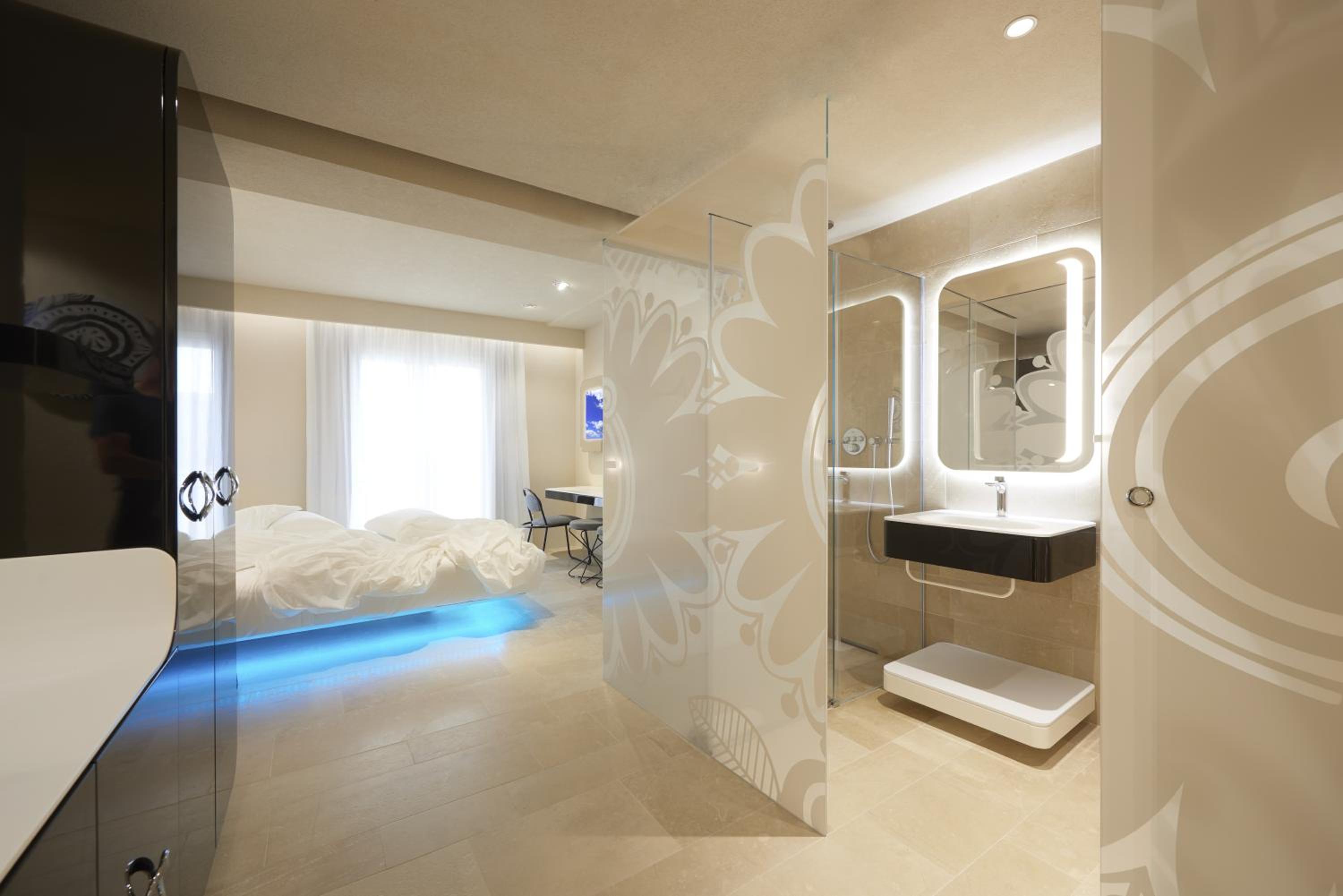 Executive Suite - Photo 3