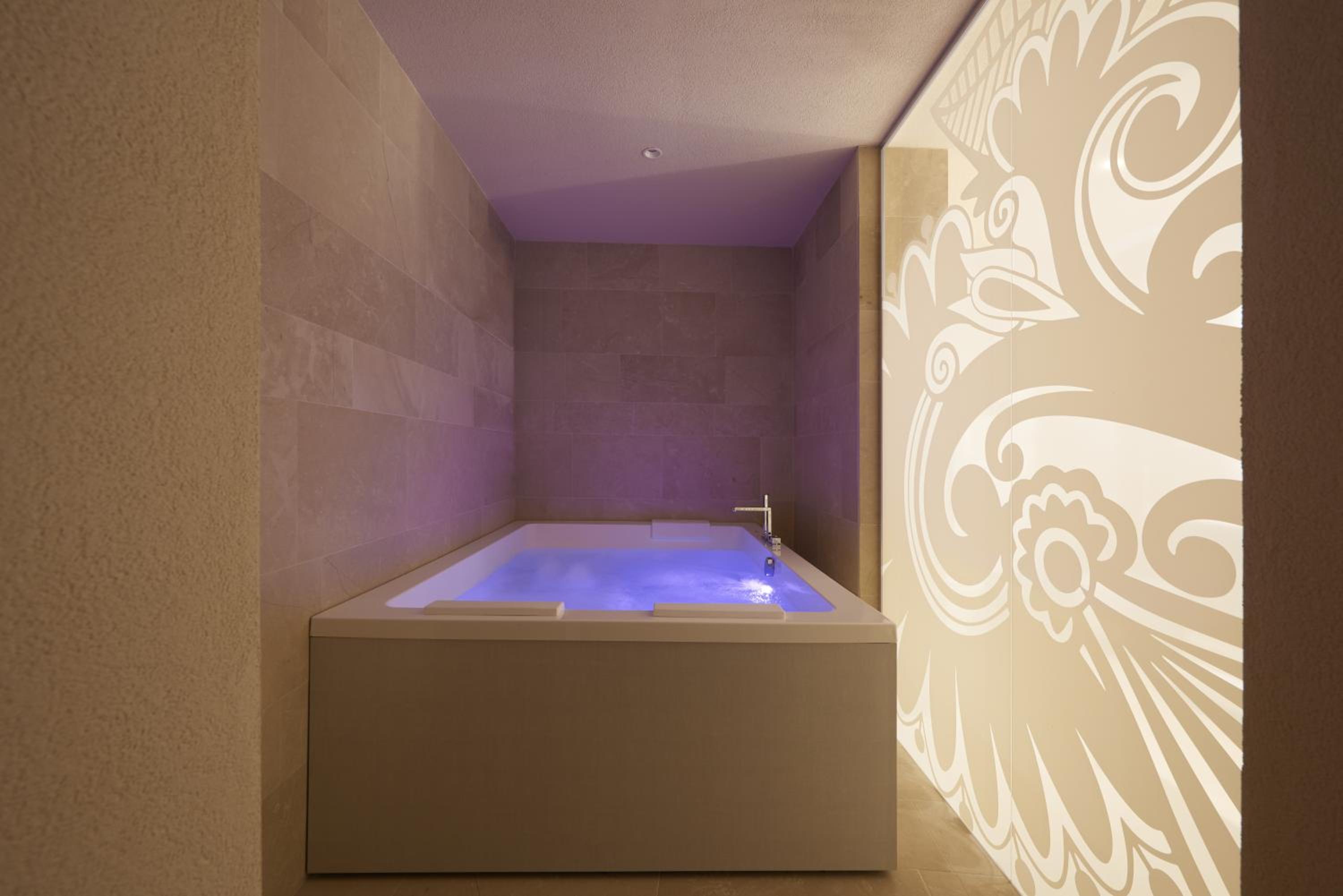 Suite with Hot Tub - Photo 4