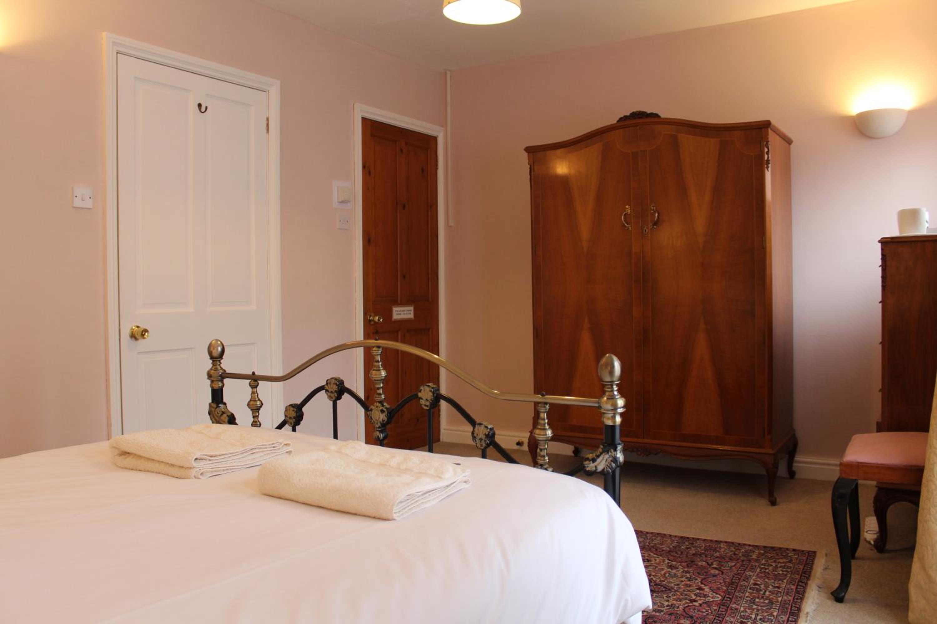 Double Room with Private Bathroom - Photo 4