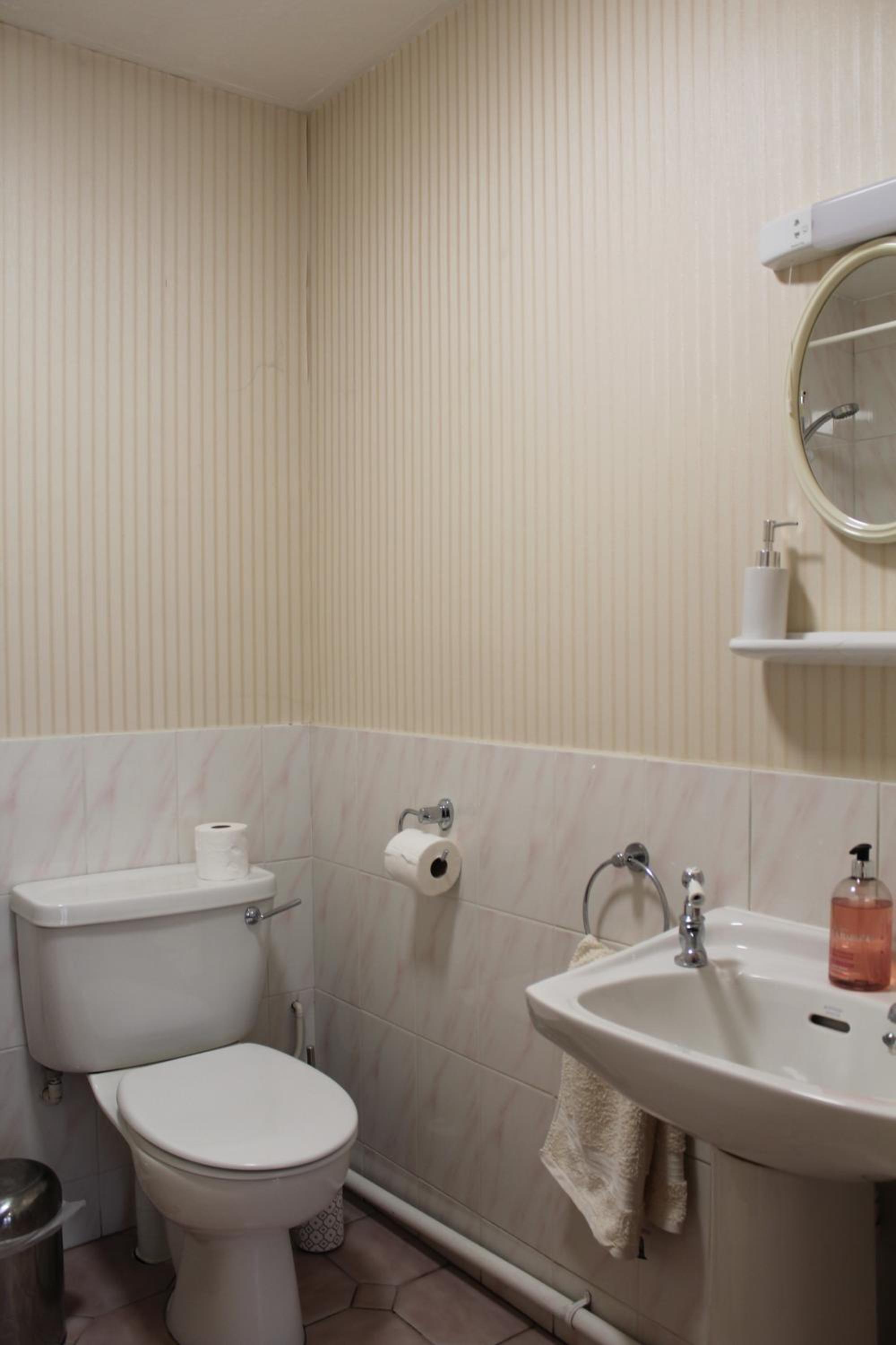 Double Room with Private Bathroom - Photo 6