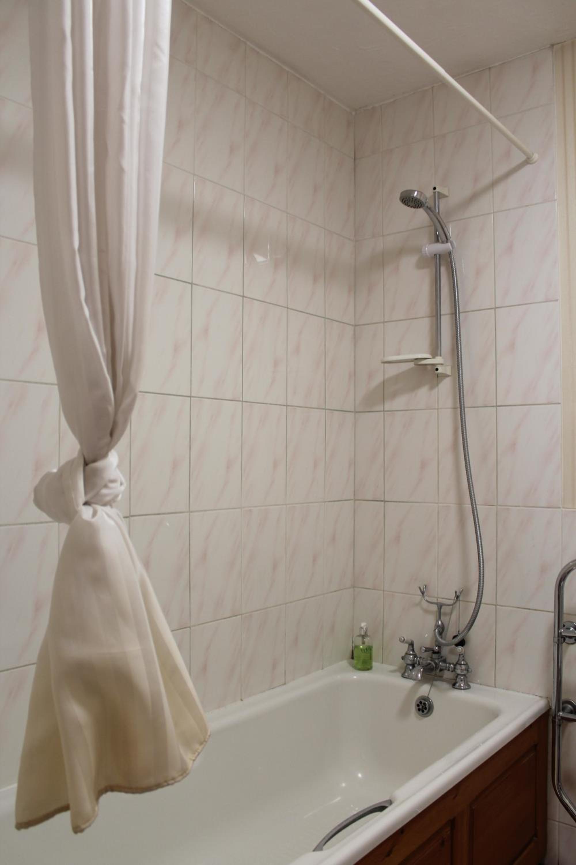 Double Room with Private Bathroom - Photo 5