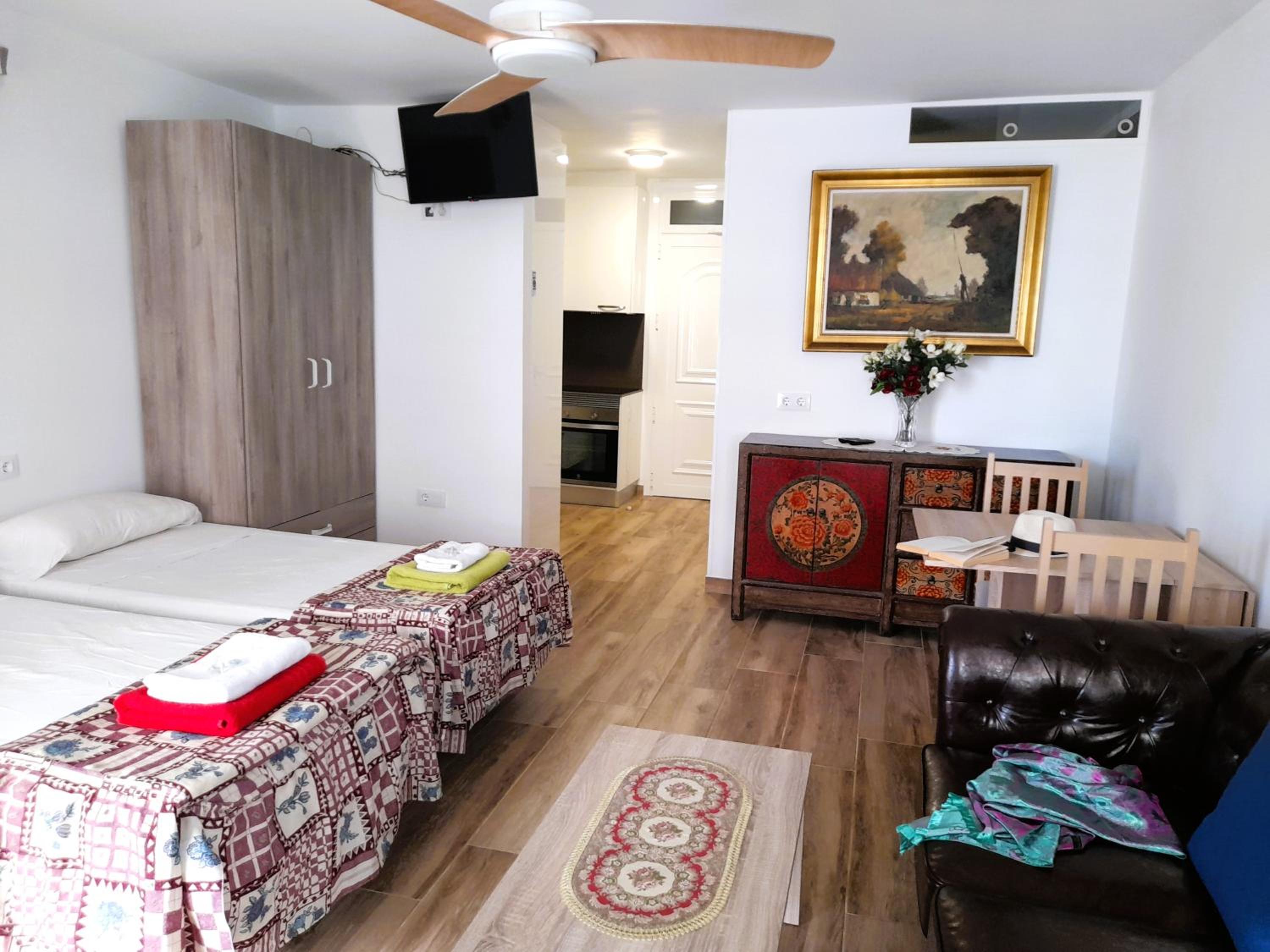 Studio with Balcony - Photo 9