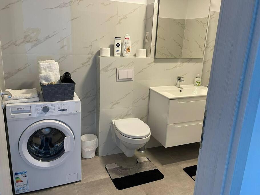 One-Bedroom Apartment - Photo 2